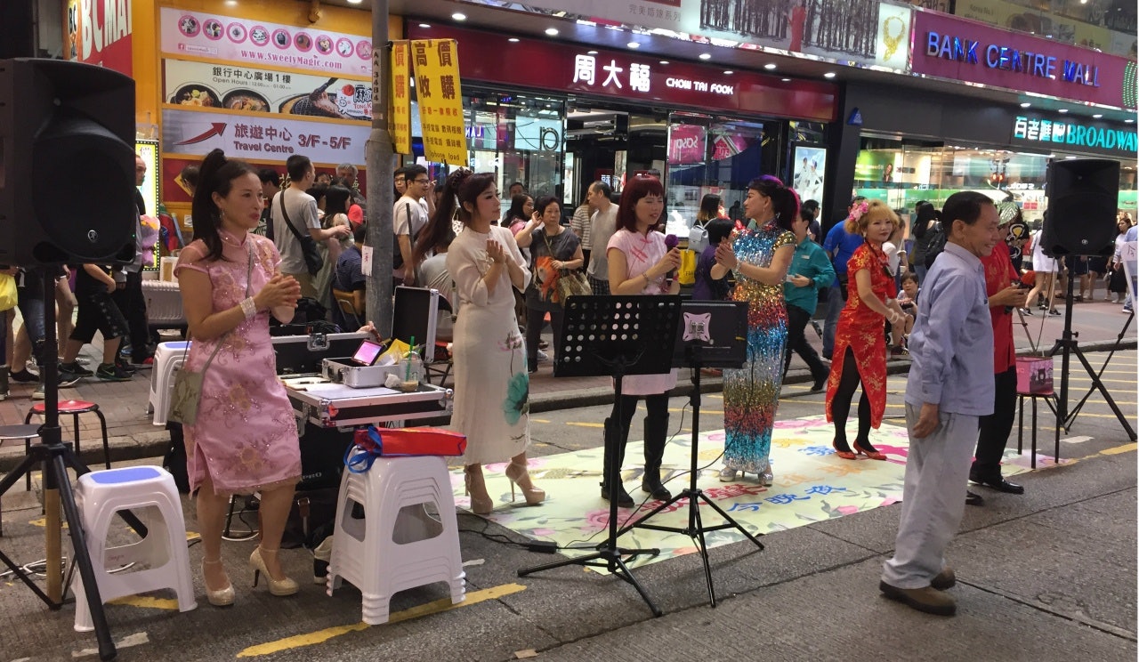 旺角行人專用區近年成為街頭表演者的熱選場地,居民常投訴噪音擾民,存廢引起爭議。(資料圖片) 旺角行人專用區近年成為街頭表演者的熱選場地,居民常投訴噪音擾民,存廢引起爭議。(資料圖片)