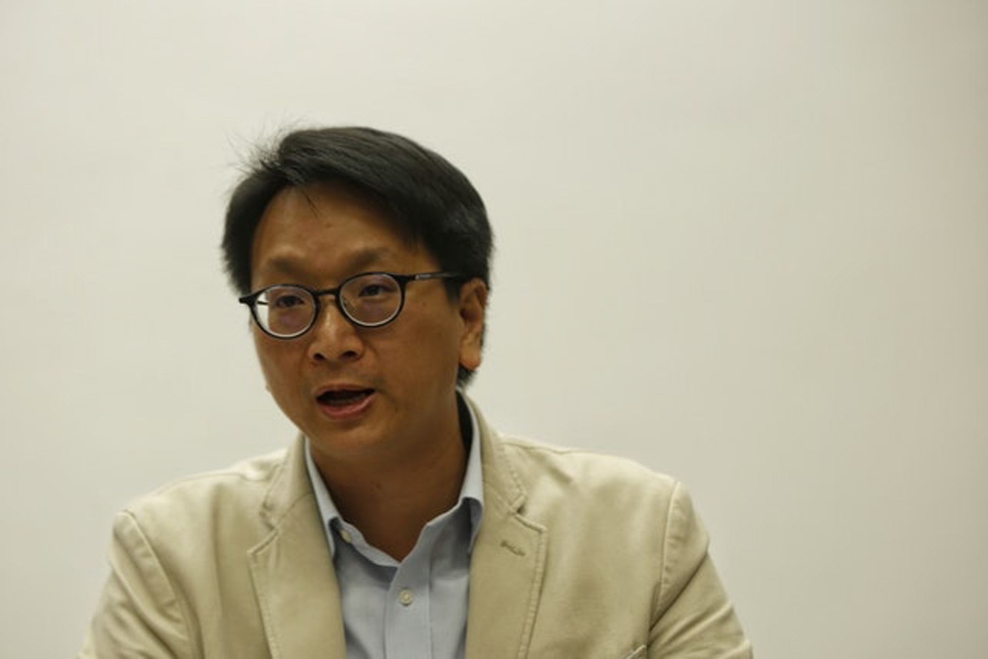 鄧家彪認為今屆政府態度退步,有意迴避處理本港打工仔女長工時問題及標時立法議題,「睇唔到政府有意承擔」。(資料圖片) 鄧家彪認為今屆政府態度退步,有意迴避處理本港打工仔女長工時問題及標時立法議題,「睇唔到政府有意承擔」。(資料圖片)