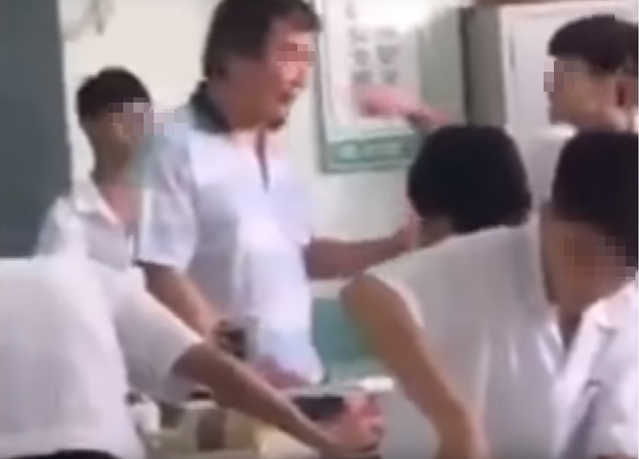 老師要求學生不要再玩手機，對方衝出指罵，不停說「三字經」。（facebook群組「黑色豪門企業」影片截圖）