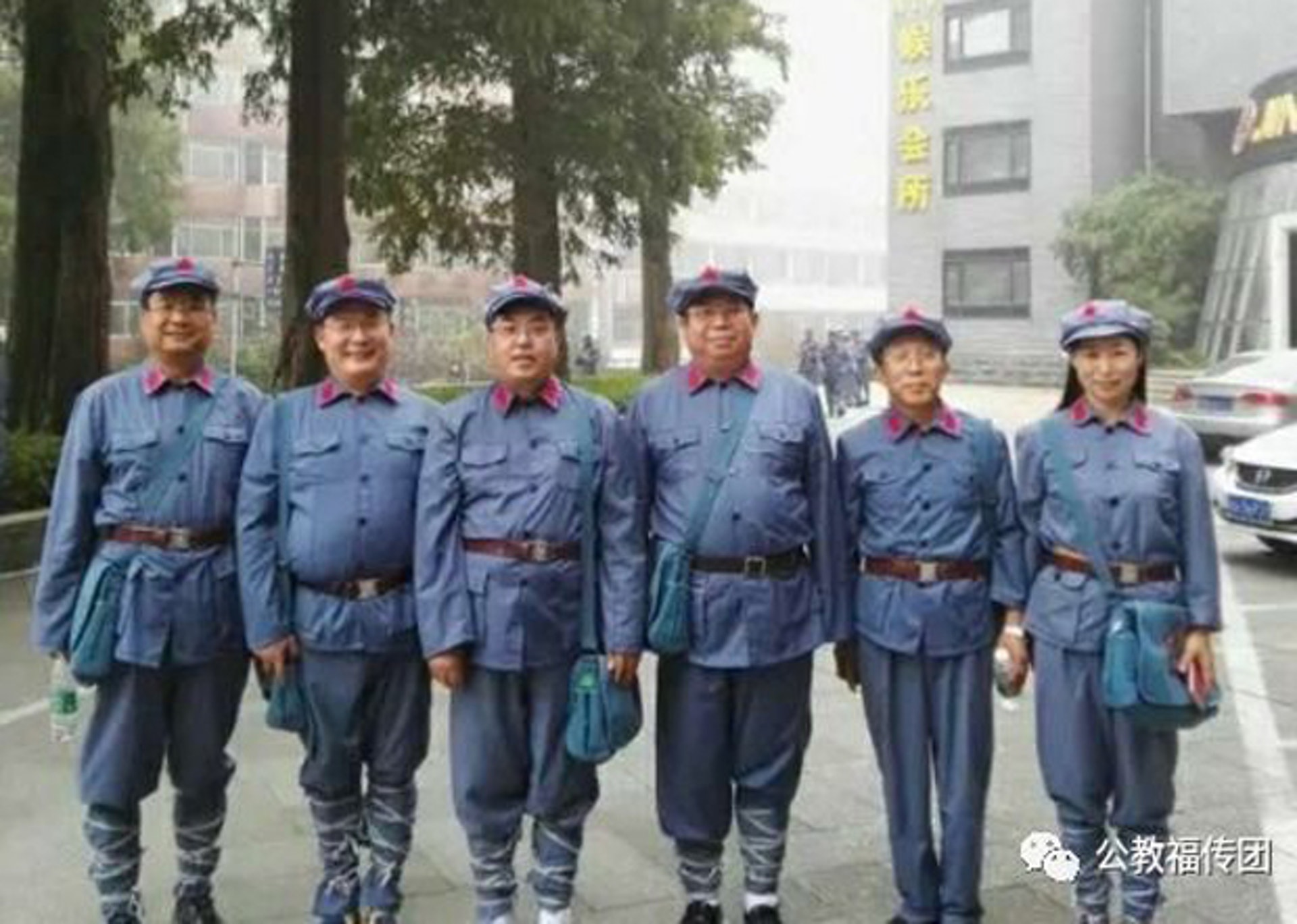 近日,國內宗教界人士穿紅軍服裝在井岡山接受紅色教育,很多神職人員是被羅馬教廷認可的主教:(左三)山東濟南天主教主教張憲旺;(右三)兗州教區主教呂培森。(網絡圖片) 近日,國內宗教界人士穿紅軍服裝在井岡山接受紅色教育,很多神職人員是被羅馬教廷認可的主教:(左三)山東濟南天主教主教張憲旺;(右三)兗州教區主教呂培森。(網絡圖片)