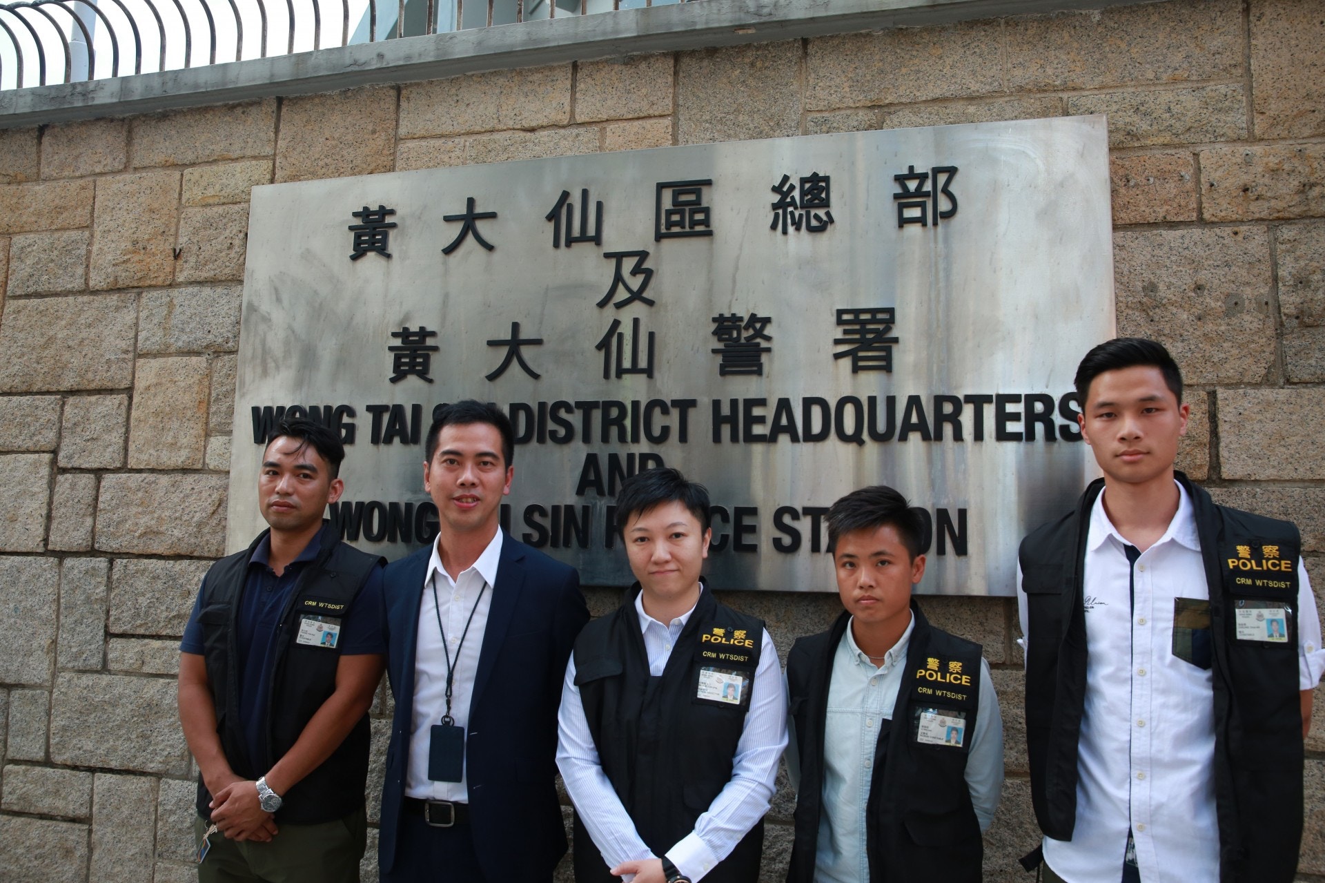 黃大仙警區重案組調查案件後，今日在區內拘捕兩名16歲男學生。(王譯揚攝)