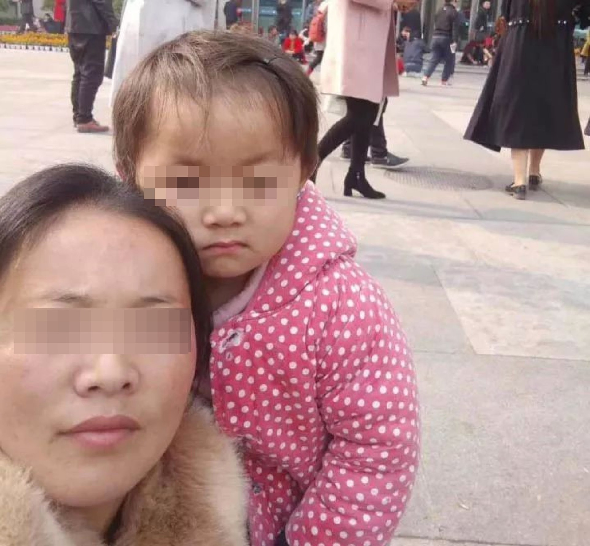 王鳳雅曾透過各大社交網站發起捐款,表示希望外界可捐款救助其患病的女兒。(網上圖片) 王鳳雅曾透過各大社交網站發起捐款,表示希望外界可捐款救助其患病的女兒。(網上圖片)