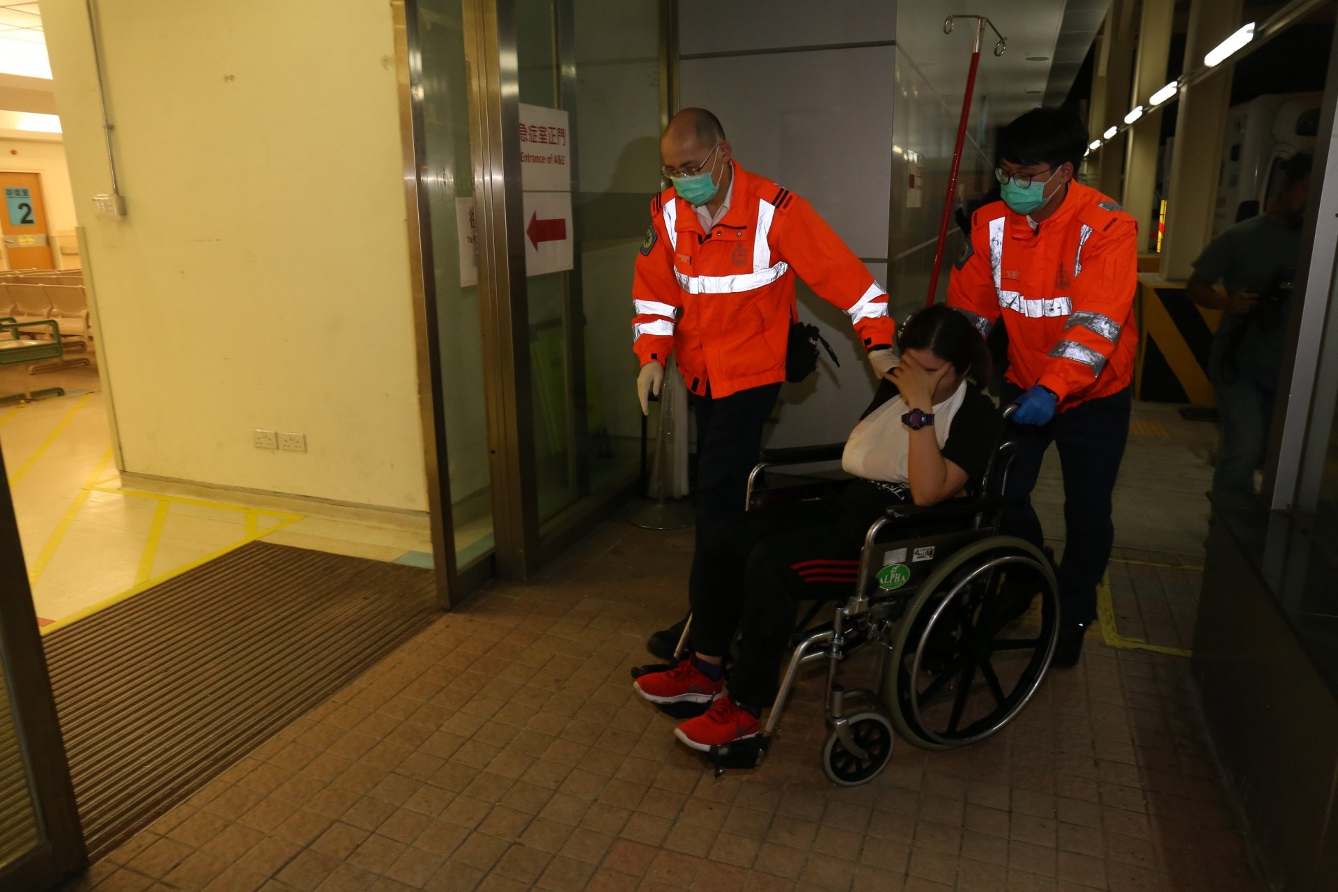 小巴上4人及的士乘客受傷，送往屯門醫院治理。（賴南秋攝）