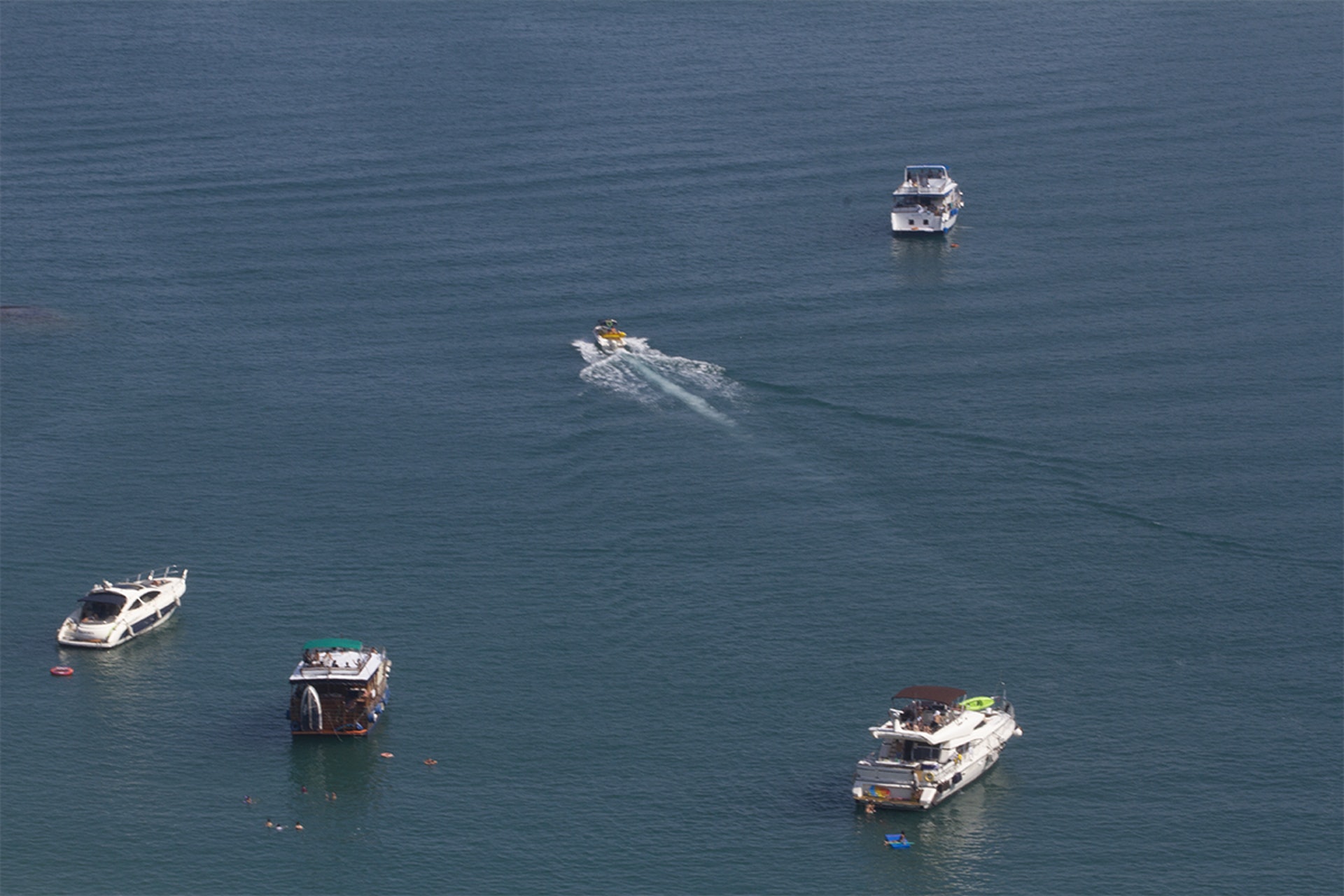 深灣海灣是進行水上活動熱點,環團擔憂頻繁活動會干擾綠海龜繁殖。(生態教育及資源中心提供)