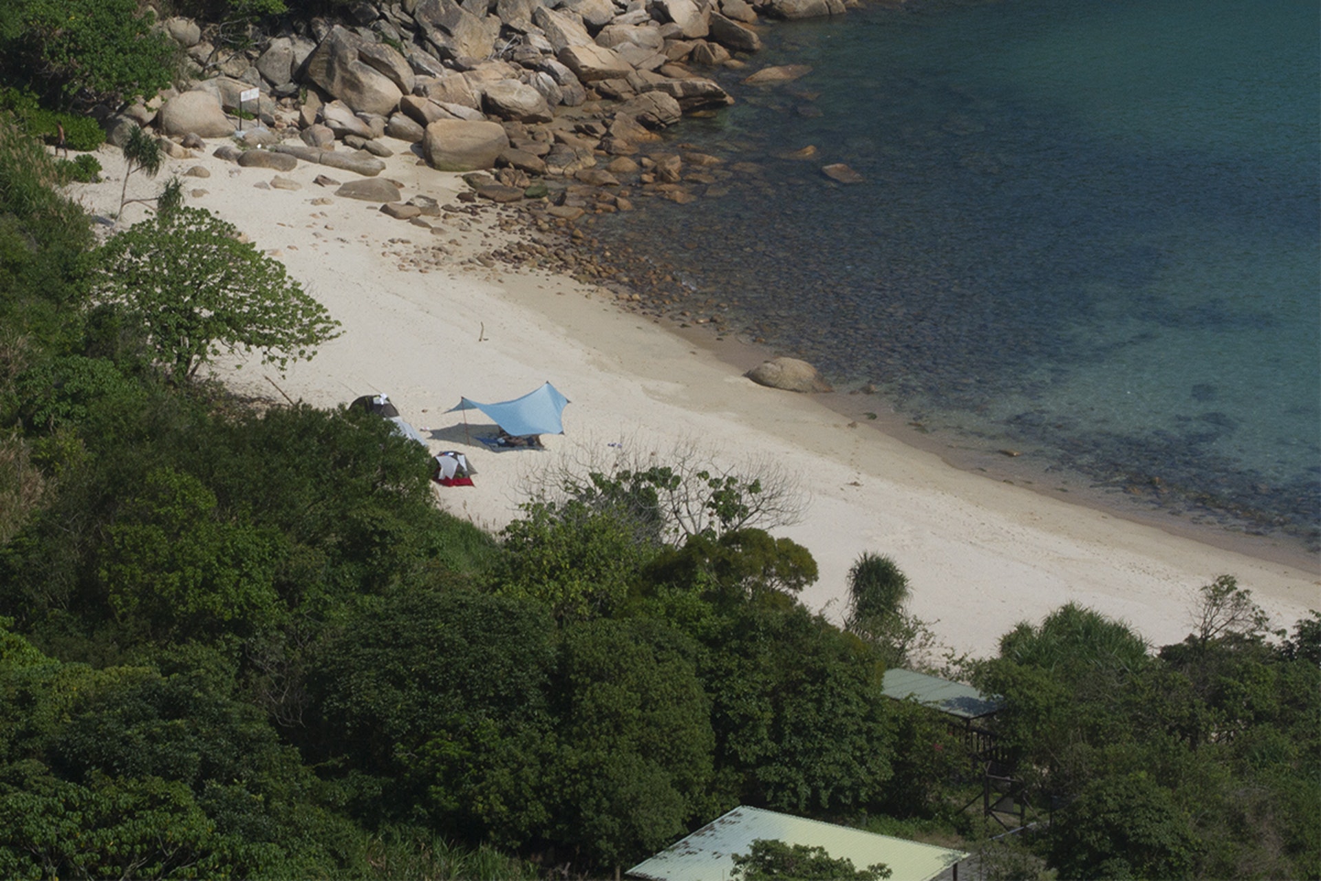 有遊客在並非禁止遊人進入的日子於深灣灘上紮營,會對繁殖期的海龜構成騷擾。(生態教育及資源中心提供)