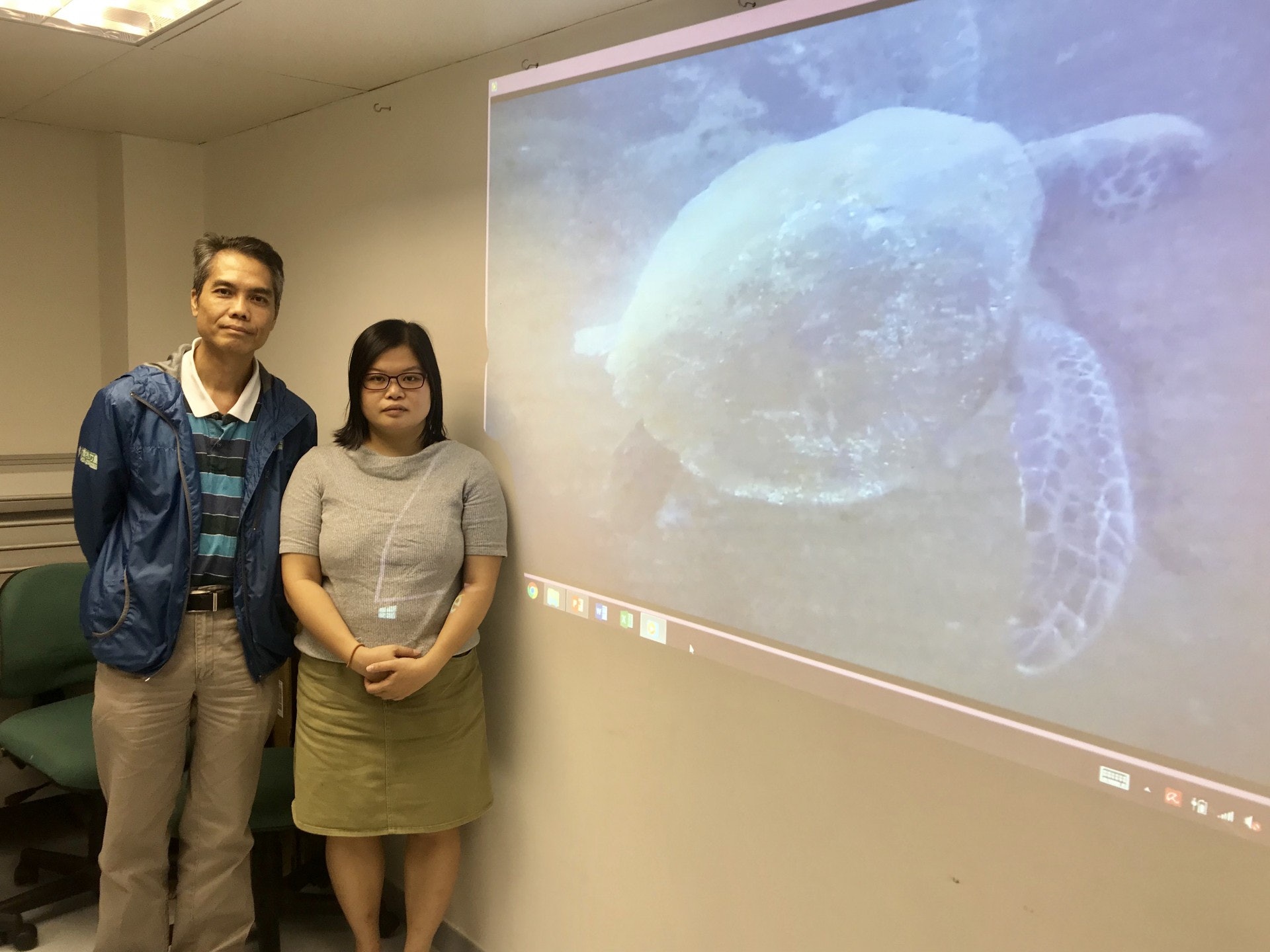 張瑪珊(右)促請政府擴大深灣保護區範圍及延長封閉時間,而綠色力量總監鄭睦奇(左)呼籲市民不要騷擾海龜,甚至用燈光照射牠們。(勞敏儀攝)