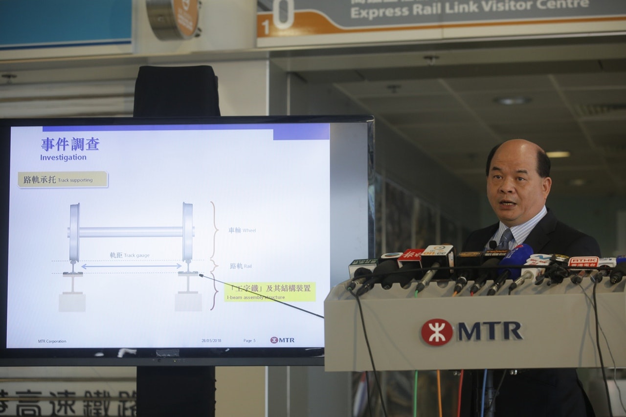 港鐵車務營運總管李聖基表示,列車經過彎位段產生橫向壓力,導致工字鐵變形。(林若勤攝) 港鐵車務營運總管李聖基表示,列車經過彎位段產生橫向壓力,導致工字鐵變形。(林若勤攝)