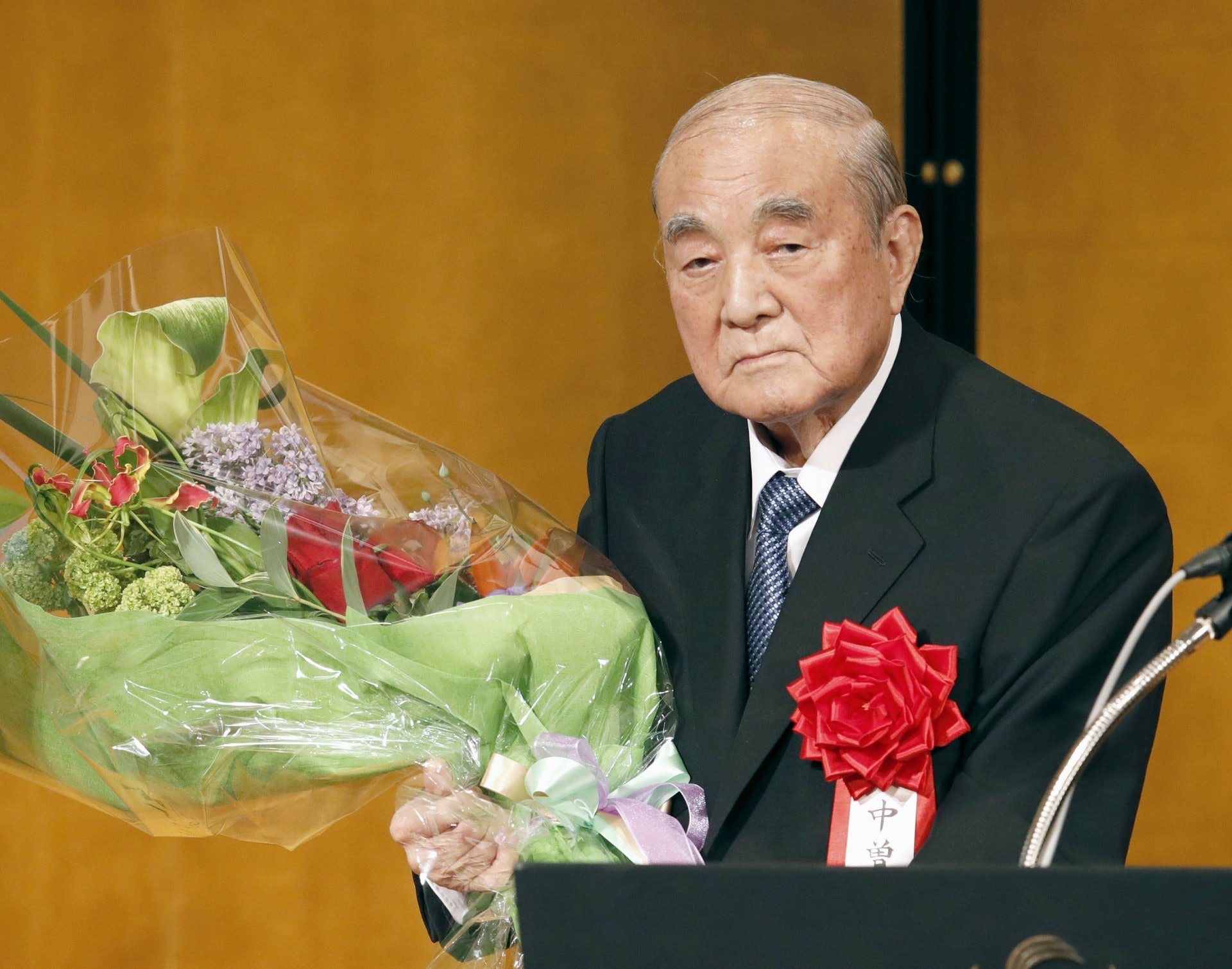 日本前首相中曾根康弘周日(27日)度過百歲生日,成為日本第二位「百歲首相」。他在生日當天分享自己保持長壽的秘訣:良好作息習慣和對世界保持好奇心。