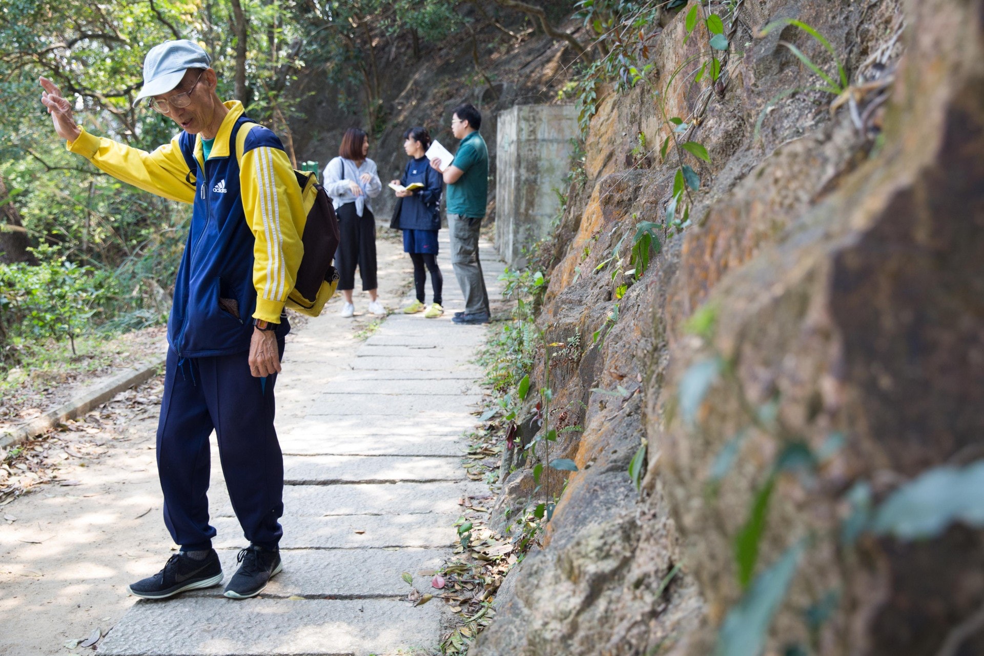 對於龍虎山,蘇生可以豪言:「問我有什麼地方未行過?沒有路的地方就未行過。」(林若勤攝) 對於龍虎山,蘇生可以豪言:「問我有什麼地方未行過?沒有路的地方就未行過。」(林若勤攝)