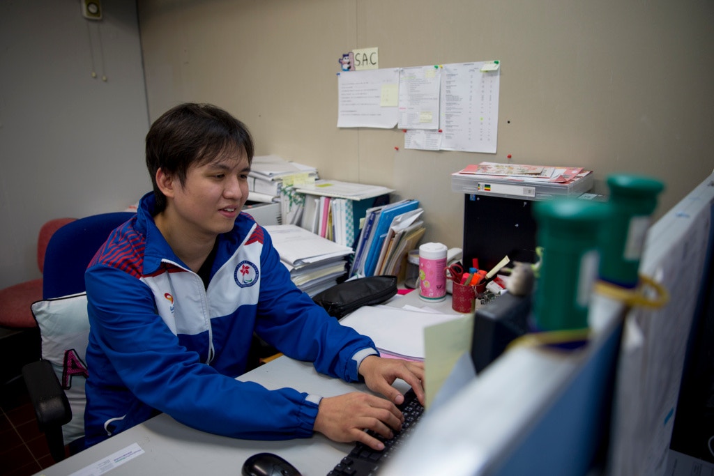 阿健是香港男子輪椅擊劍運動員，在3年前加入香港郵政，在冷氣房擔任郵務員。（李澤彤攝）