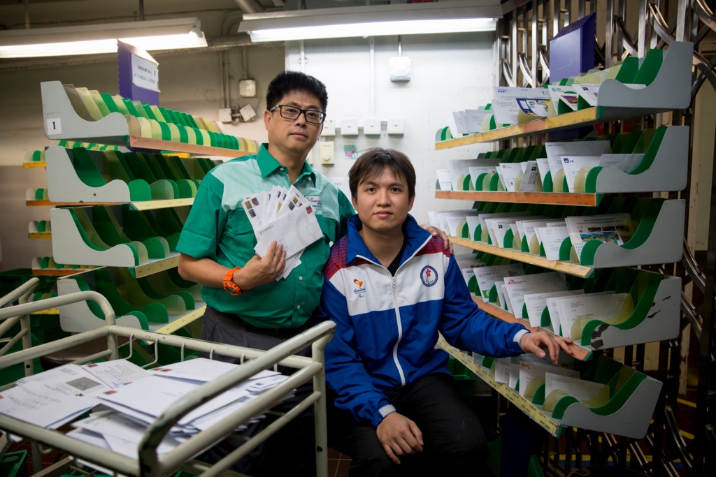 香港郵政現有約140名屬於殘疾人士的職員，佔整體員工人數約2%，阿基（左）和阿健是其中兩位。（李澤彤攝）