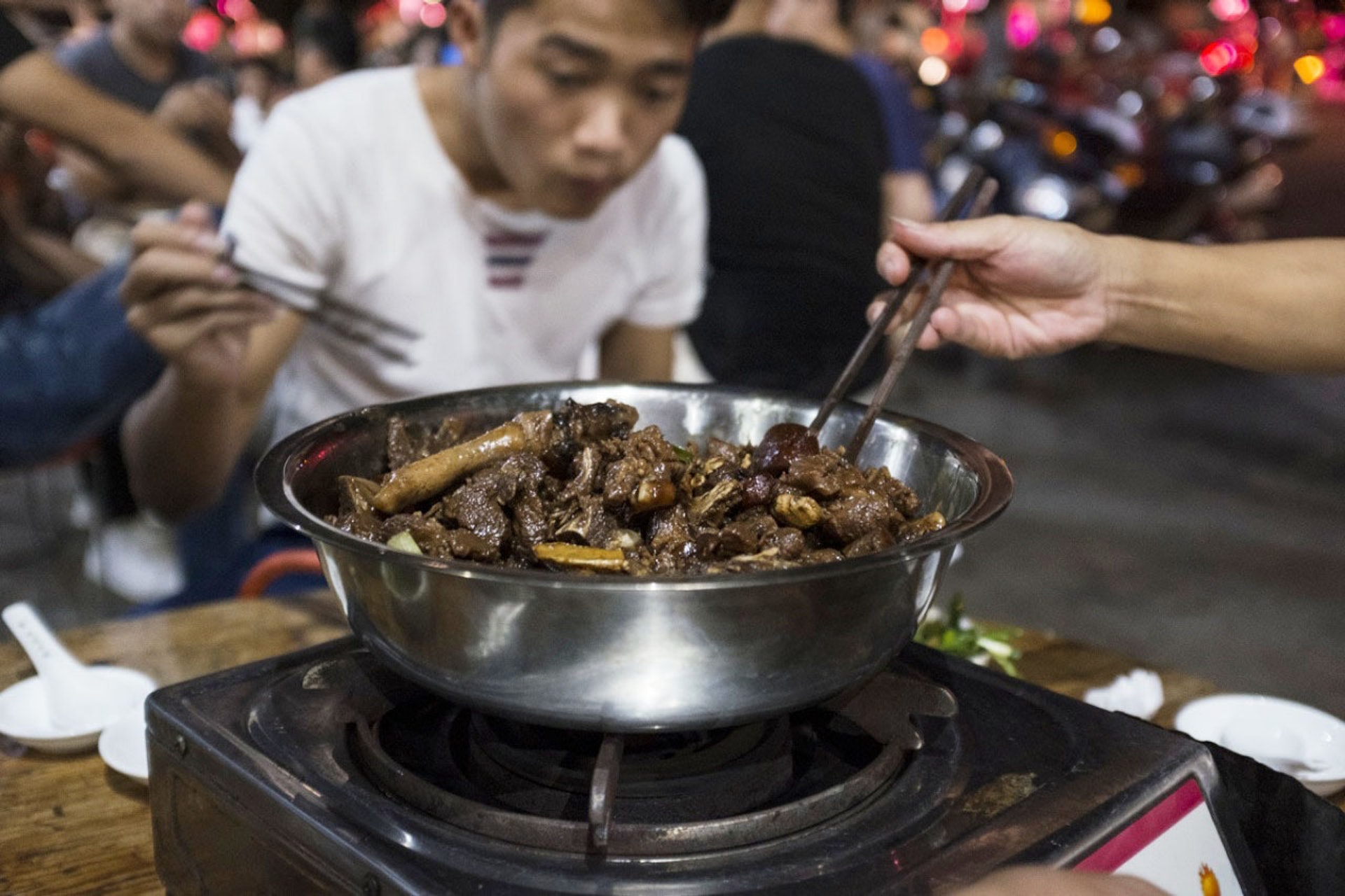 當地人認為夏至吃狗肉,可令身體更強健。(資料圖片)
