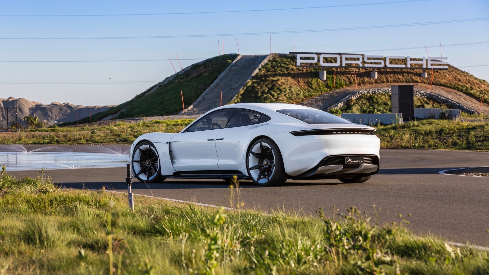 保時捷Mission E現在仍是概念車,將於明年正式發售,可於15分鐘內充電80%。(Porsche) 保時捷Mission E現在仍是概念車,將於明年正式發售,可於15分鐘內充電80%。(Porsche)