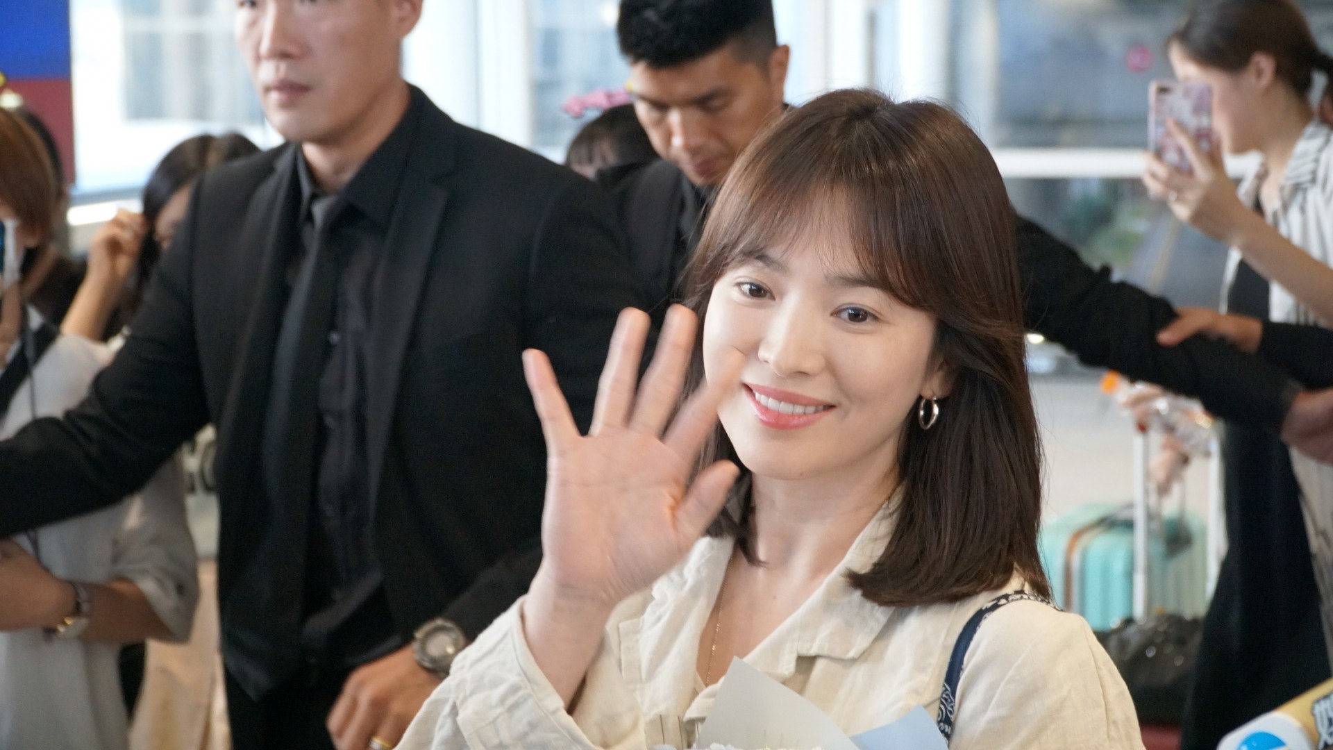 宋慧喬婚後首度到訪香港 混亂期間收花超好笑容 宋慧喬婚後首度到訪香港 混亂期間收花超好笑容