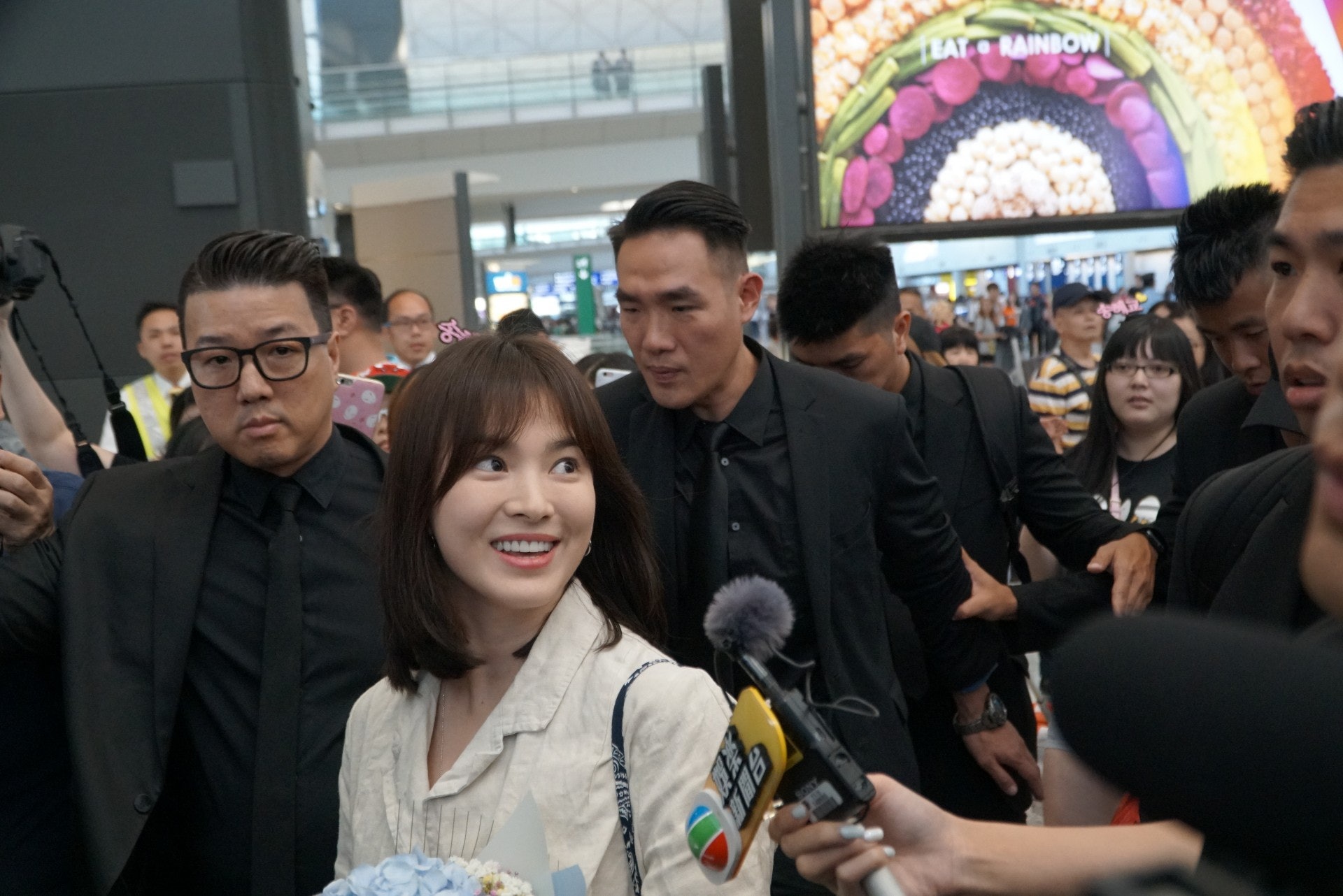 宋慧喬婚後首次到香港,吸引了大批傳媒接機。 宋慧喬婚後首次到香港,吸引了大批傳媒接機。