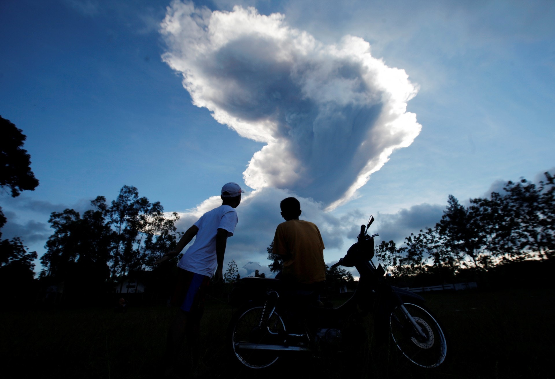 印尼爪哇島默拉皮火山（Merapi）6月1日早上爆發，民眾都停下來觀看。（路透社）
