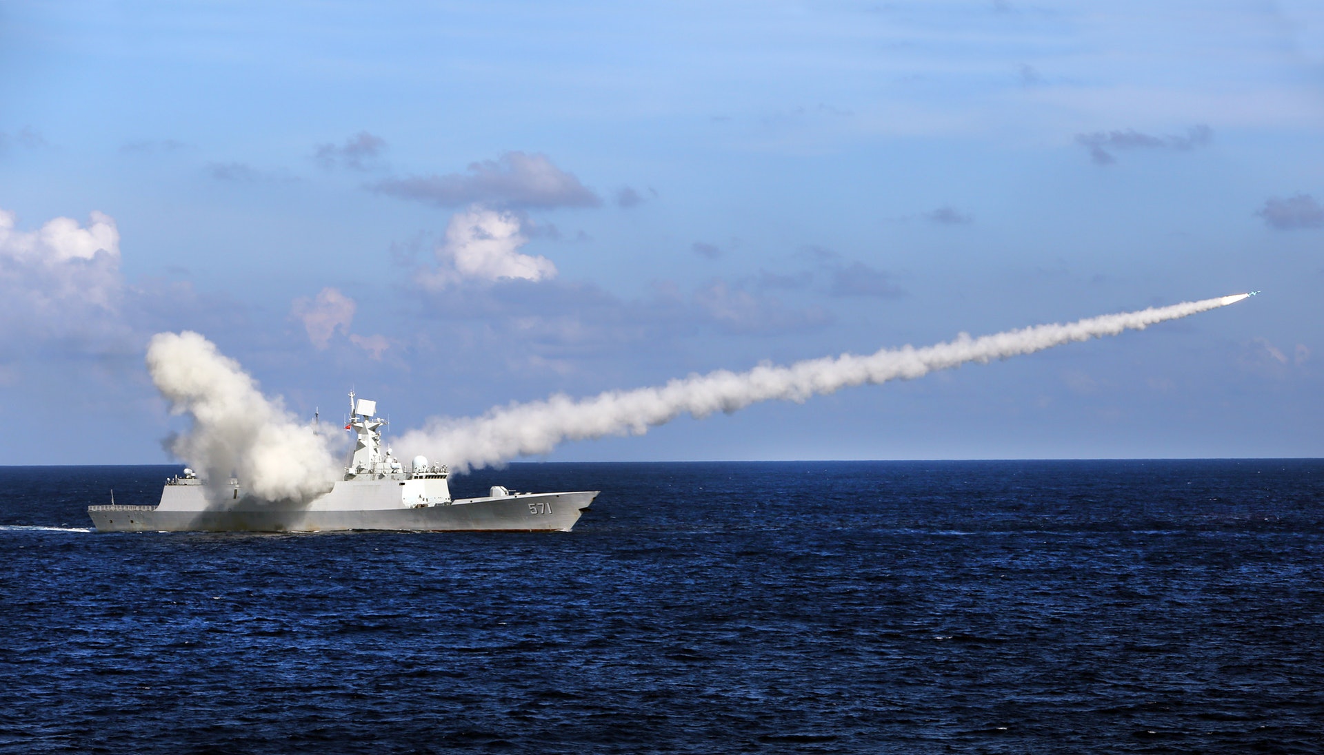 解放軍艦隊近日在南海軍演。(新華社) 解放軍艦隊近日在南海軍演。(新華社)