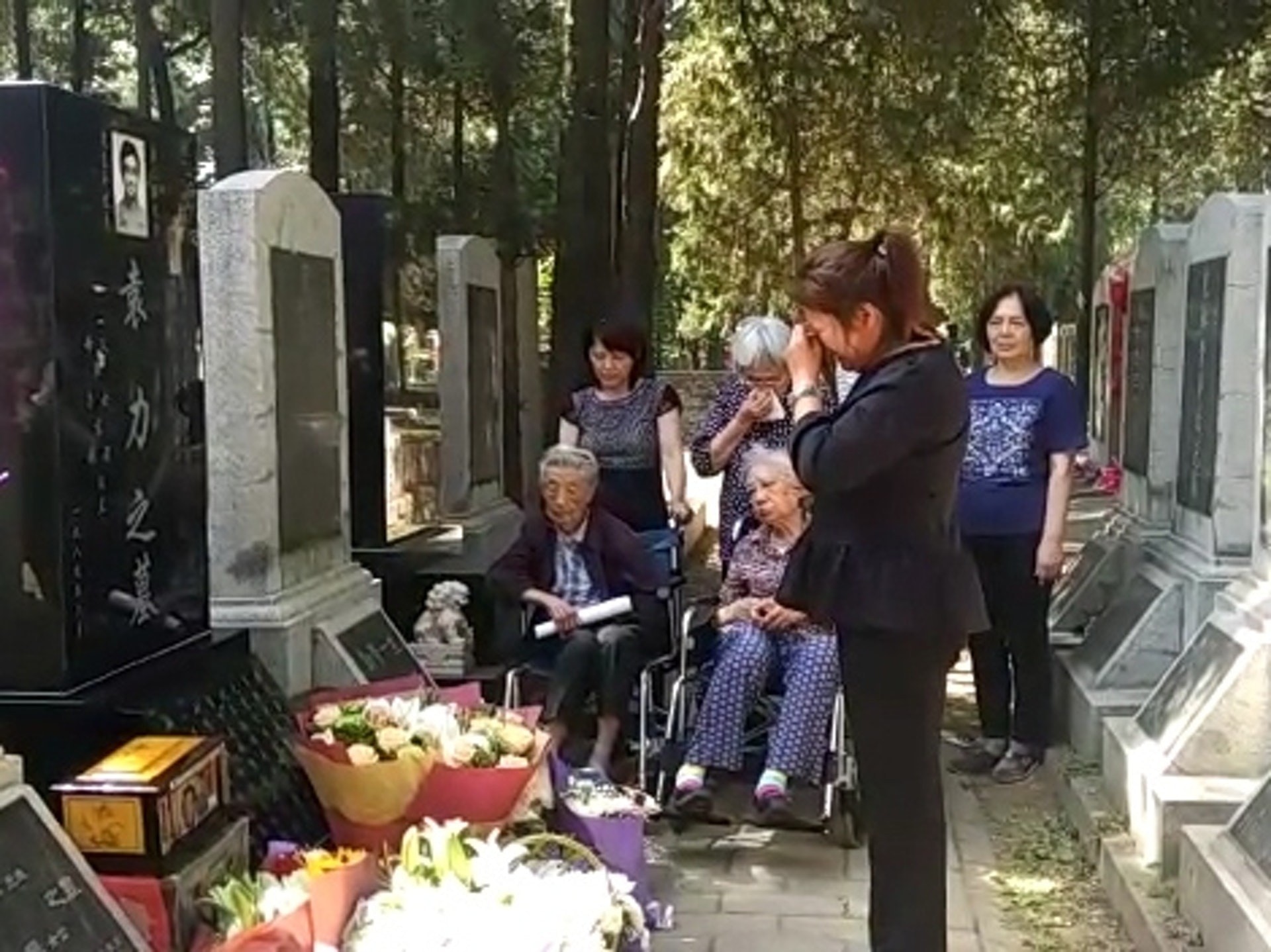 萬安公墓位於北京西郊香山南麓,每年6月4日,六四死難者家屬會在官方安排下到場拜祭。圖為去年6月4日,天安門母親7名代表在當局的安排和監控下到萬安公墓拜祭。 (資料圖片) 萬安公墓位於北京西郊香山南麓,每年6月4日,六四死難者家屬會在官方安排下到場拜祭。圖為去年6月4日,天安門母親7名代表在當局的安排和監控下到萬安公墓拜祭。 (資料圖片)