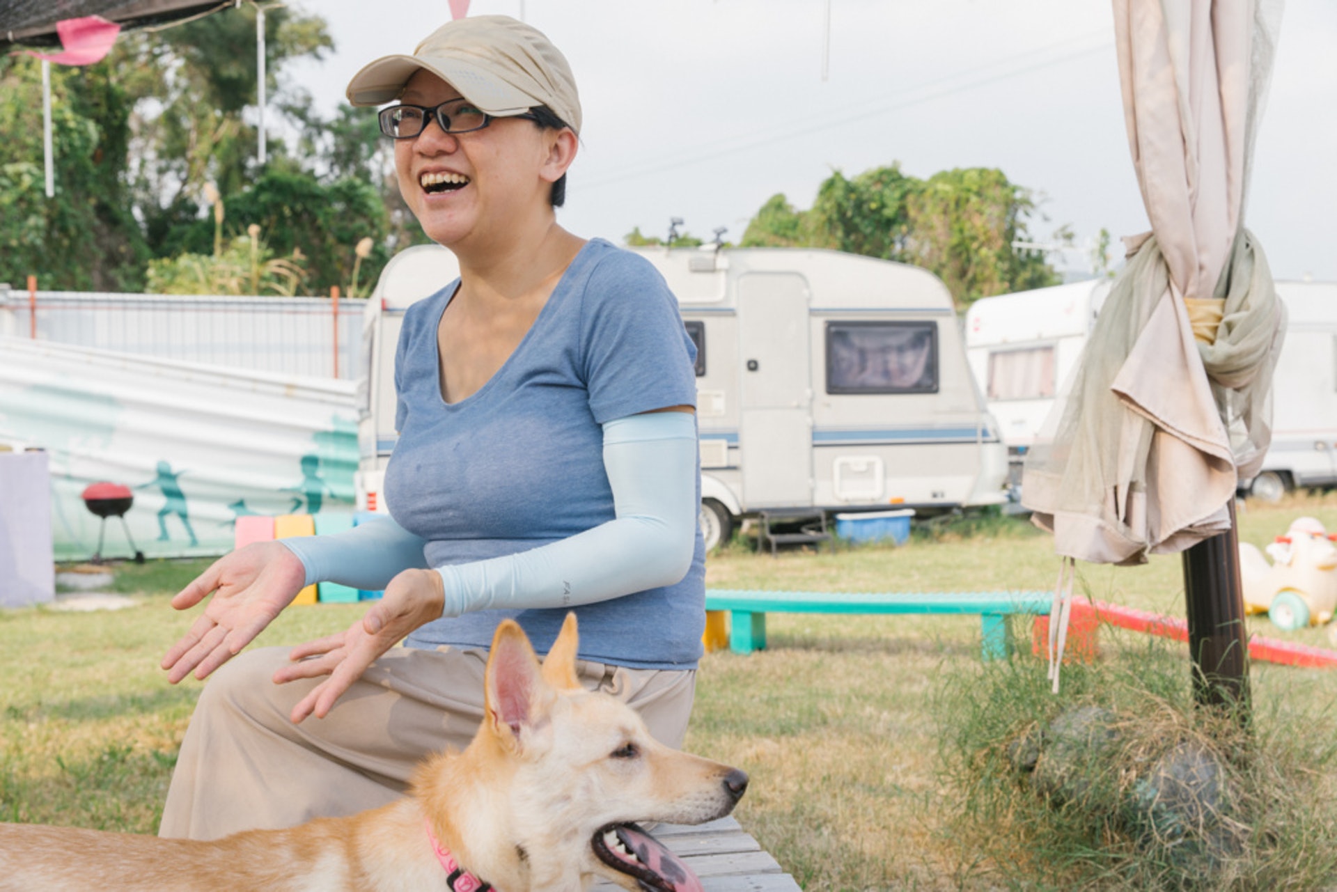她兩眼都有白內障,一到晚上視線便會變得模糊,早已在公立醫院專科門診輪候兩年等做手術,等了兩年卻還未有下文。問她為何不到私家醫院盡快做手術,她卻說寧願把錢留下來給狗兒們,「佢哋睇次醫生都幾萬蚊,我有政府睇姐,佢哋無政府睇吖嘛!」