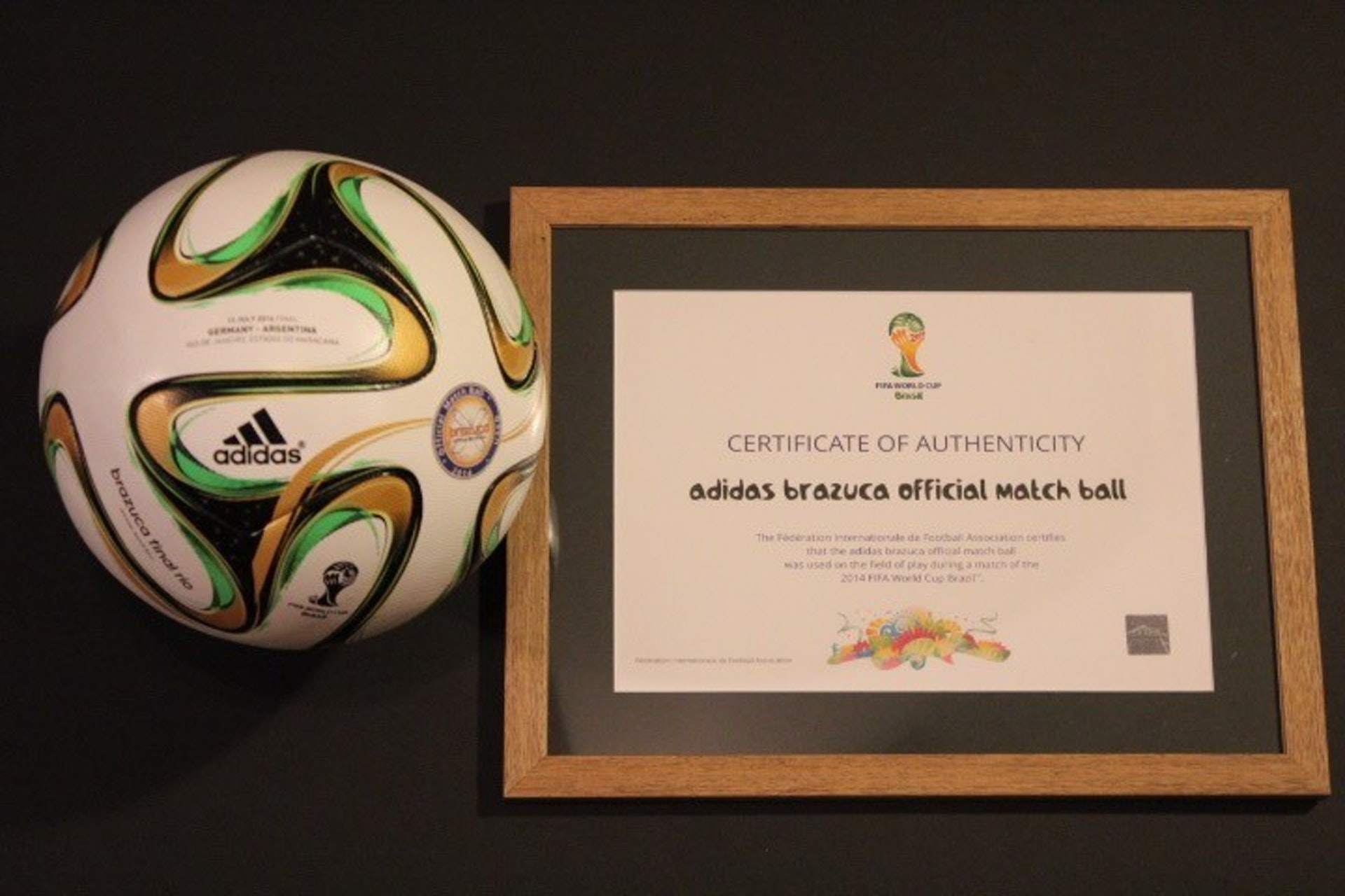 2014年世界盃決賽使用的Adidas Jabulani足球,附一紙貼有FIFA標貼的證書。(www.memorabilia.expert) 2014年世界盃決賽使用的Adidas Jabulani足球,附一紙貼有FIFA標貼的證書。(www.memorabilia.expert)