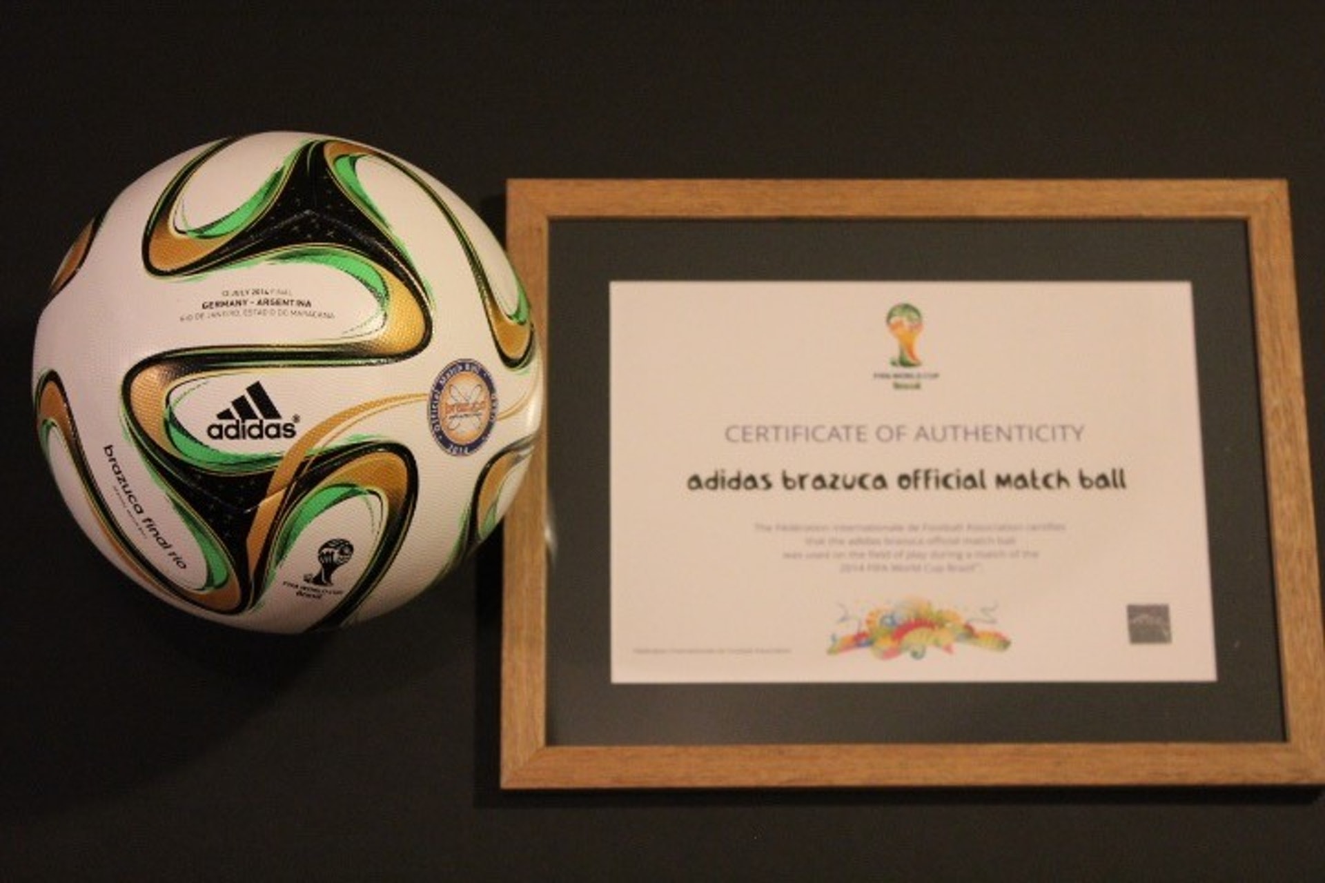 2014年世界盃決賽使用的Adidas Jabulani足球,附一紙貼有FIFA標貼的證書。(www.memorabilia.expert) 2014年世界盃決賽使用的Adidas Jabulani足球,附一紙貼有FIFA標貼的證書。(www.memorabilia.expert)