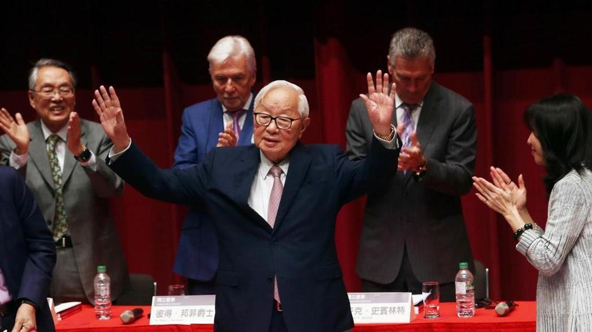 台積電上午舉行股東大會並改選董監事,這是張忠謀最後一次主持股東會。(網絡圖片) 台積電上午舉行股東大會並改選董監事,這是張忠謀最後一次主持股東會。(網絡圖片)