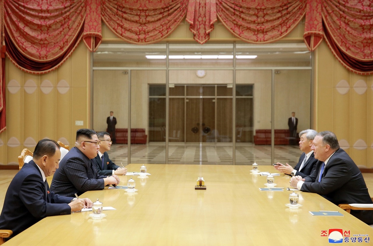美國國務卿蓬佩奧5月8日訪問朝鮮,與朝鮮領袖金正恩舉行會談。安德魯也參與了會談,坐在蓬佩奧的右手邊。(視覺中國) 美國國務卿蓬佩奧5月8日訪問朝鮮,與朝鮮領袖金正恩舉行會談。安德魯也參與了會談,坐在蓬佩奧的右手邊。(視覺中國)