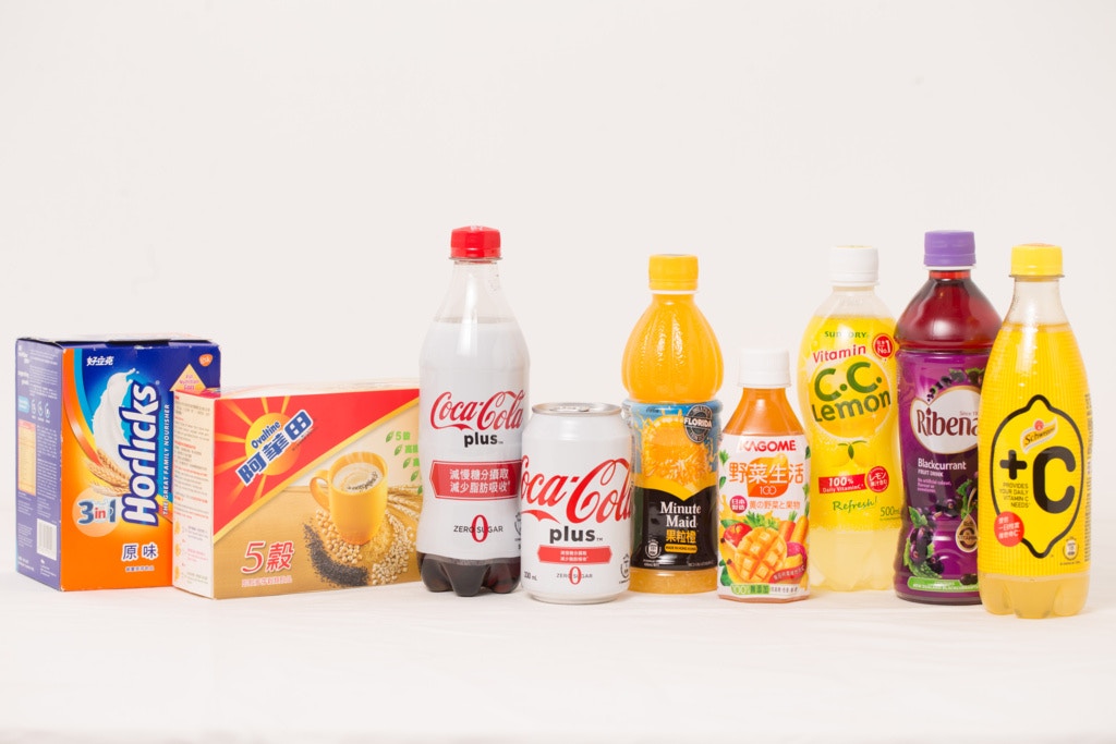 坊間有不同飲品標明含有膳食纖維或維他命C。（梁鵬威攝）