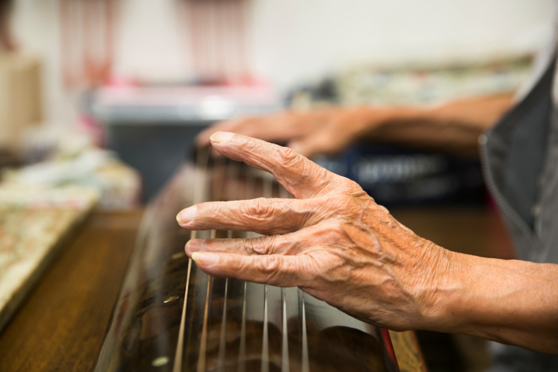古琴之音不瞭亮,勝在深沉脫俗。 古琴之音不瞭亮,勝在深沉脫俗。
