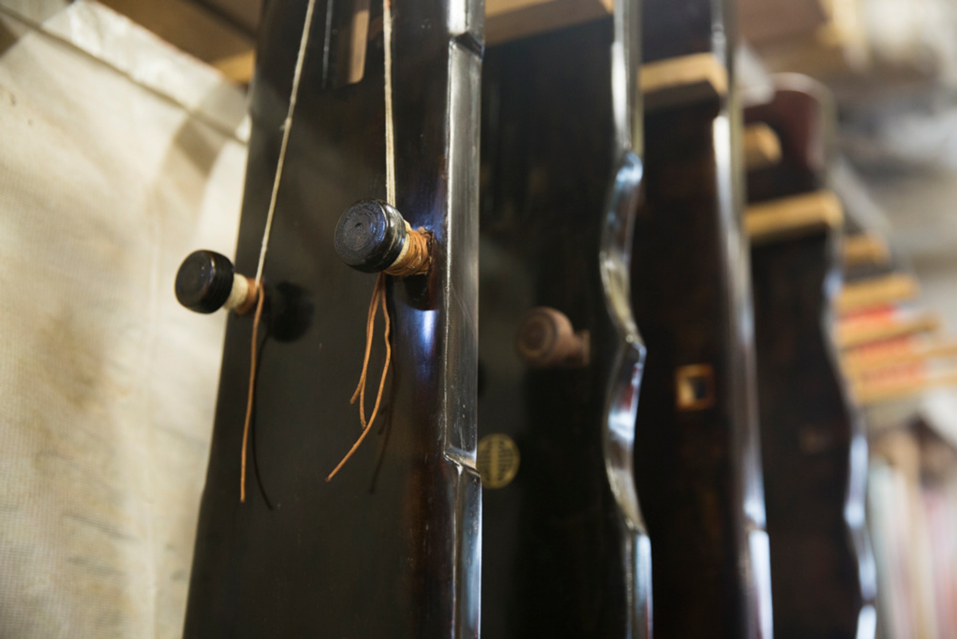 上漆等待風乾的新古琴。 上漆等待風乾的新古琴。