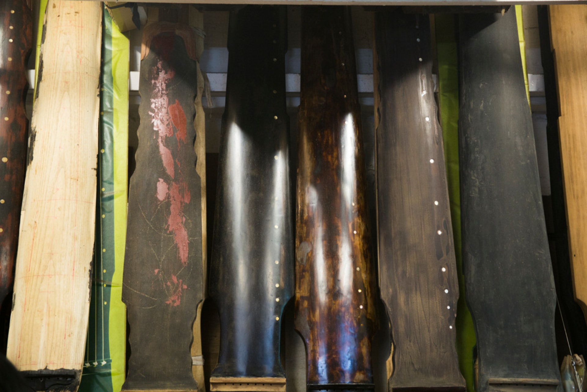 未經處理,和已上灰、上漆的琴面。 未經處理,和已上灰、上漆的琴面。