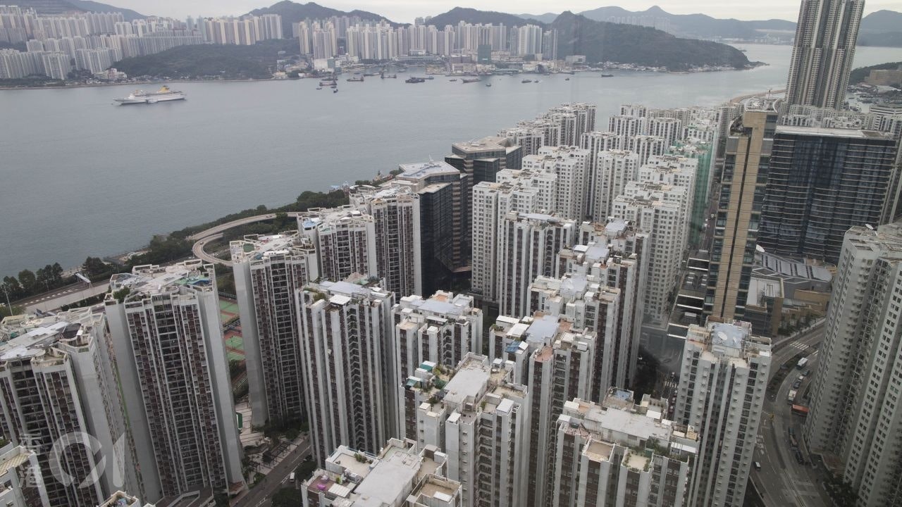 消費者委員會今日(15日)在新一期《選擇》月刊提到,接獲投訴指部份新樓的交樓質素參差,包括單位出現大量空心磚、地板大範圍發霉變黑、玻璃出現花痕等,惟發展商卻與管理公司相卸責或以花痕不影響單位安全為由,拒絕跟進。(資料圖片) 消費者委員會今日(15日)在新一期《選擇》月刊提到,接獲投訴指部份新樓的交樓質素參差,包括單位出現大量空心磚、地板大範圍發霉變黑、玻璃出現花痕等,惟發展商卻與管理公司相卸責或以花痕不影響單位安全為由,拒絕跟進。(資料圖片)
