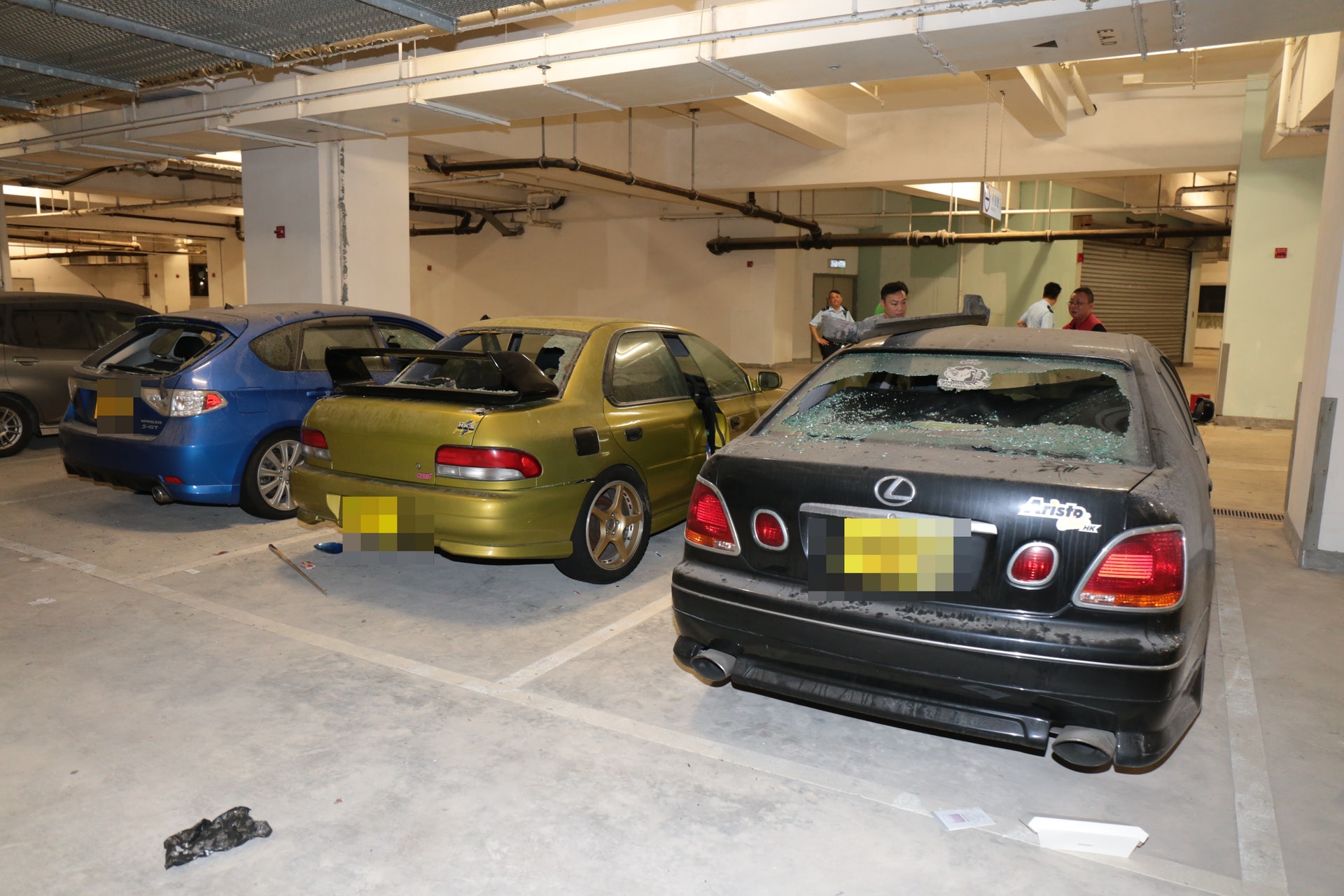 寶達邨放置扣押車輛停車場5車遭連環爆玻璃大肆破壞 寶達邨放置扣押車輛停車場5車遭連環爆玻璃大肆破壞