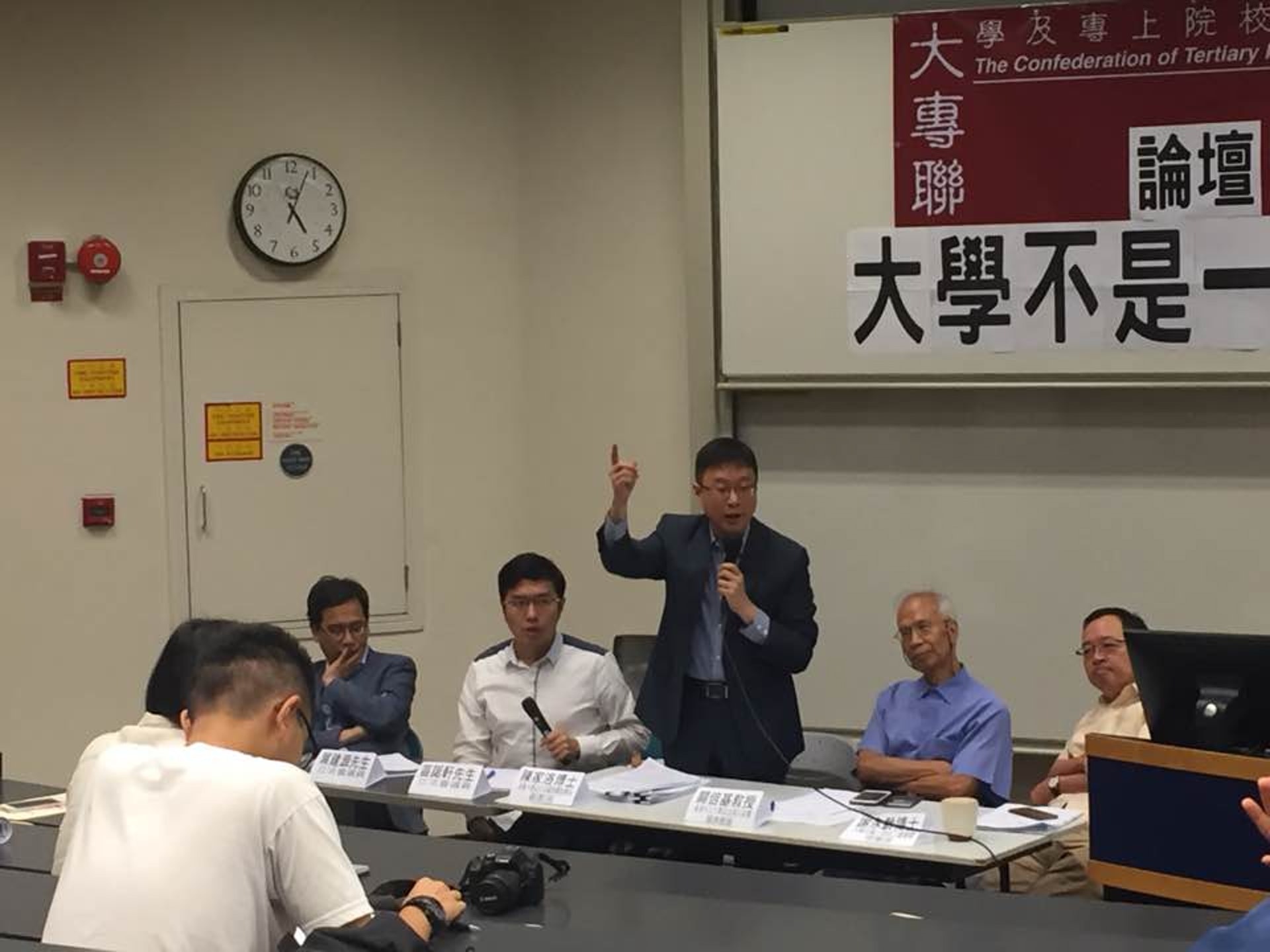 浸大政治及國際關係學系副教授陳家洛批評,十年間各大學的人力資源有增無減,但聘用教員卻越來越無承擔。(胡家欣攝) 浸大政治及國際關係學系副教授陳家洛批評,十年間各大學的人力資源有增無減,但聘用教員卻越來越無承擔。(胡家欣攝)