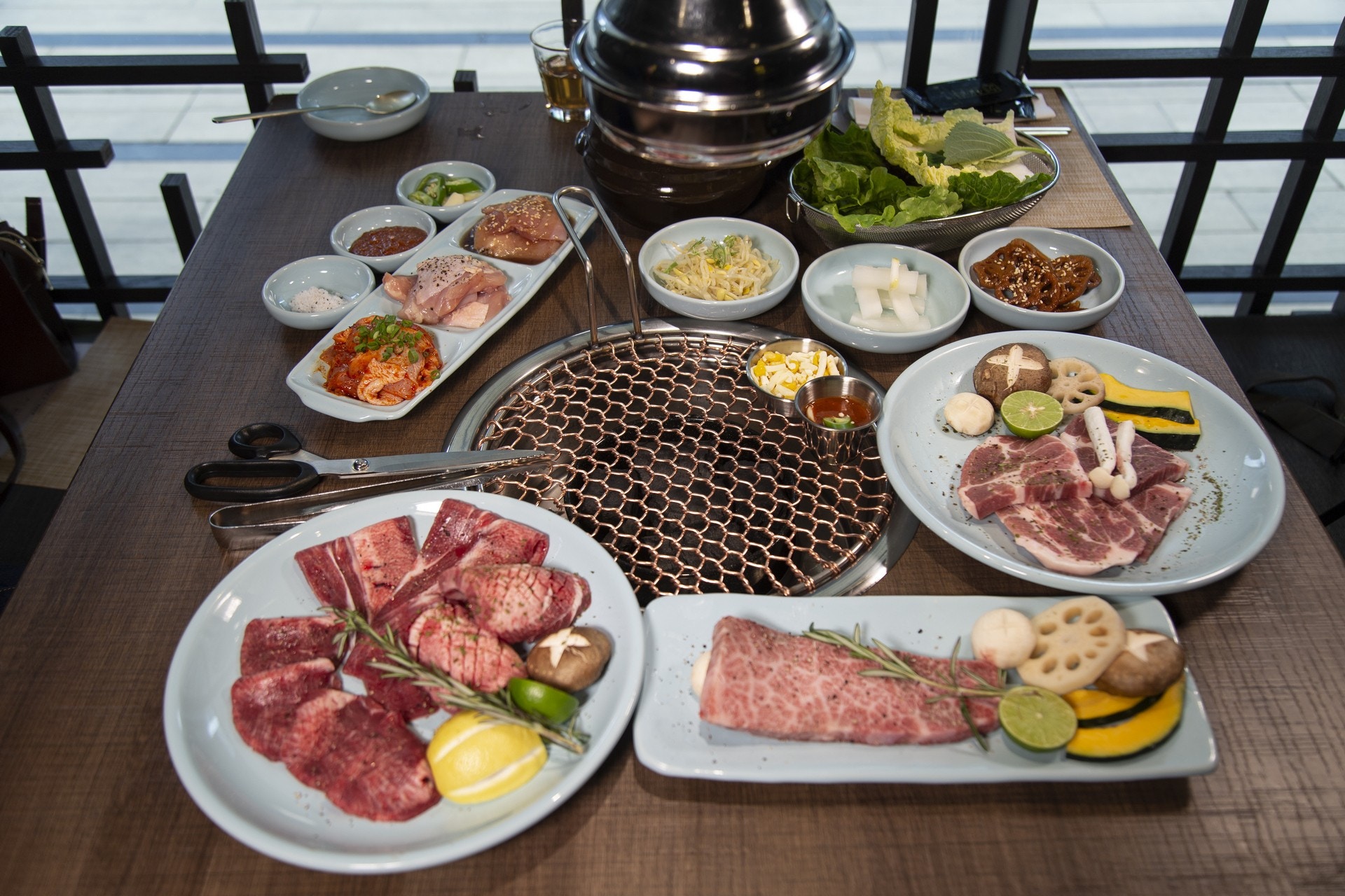 跟香港部份韓國餐廳不同，柞木炭家的前菜和生菜等都可以免費追加，與大家在韓國吃的一樣！