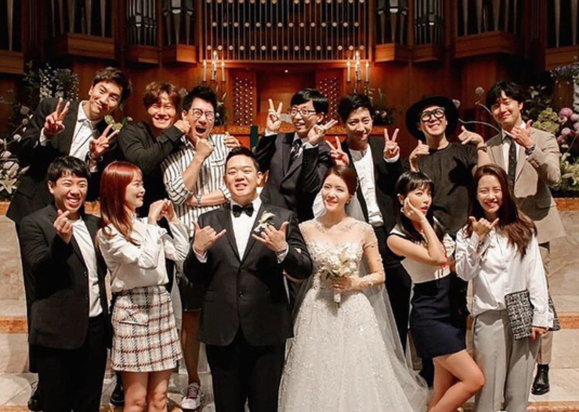 《Running Man》全體主持人出席婚禮,結束後便要立即趕到機場。(網上圖片) 《Running Man》全體主持人出席婚禮,結束後便要立即趕到機場。(網上圖片)