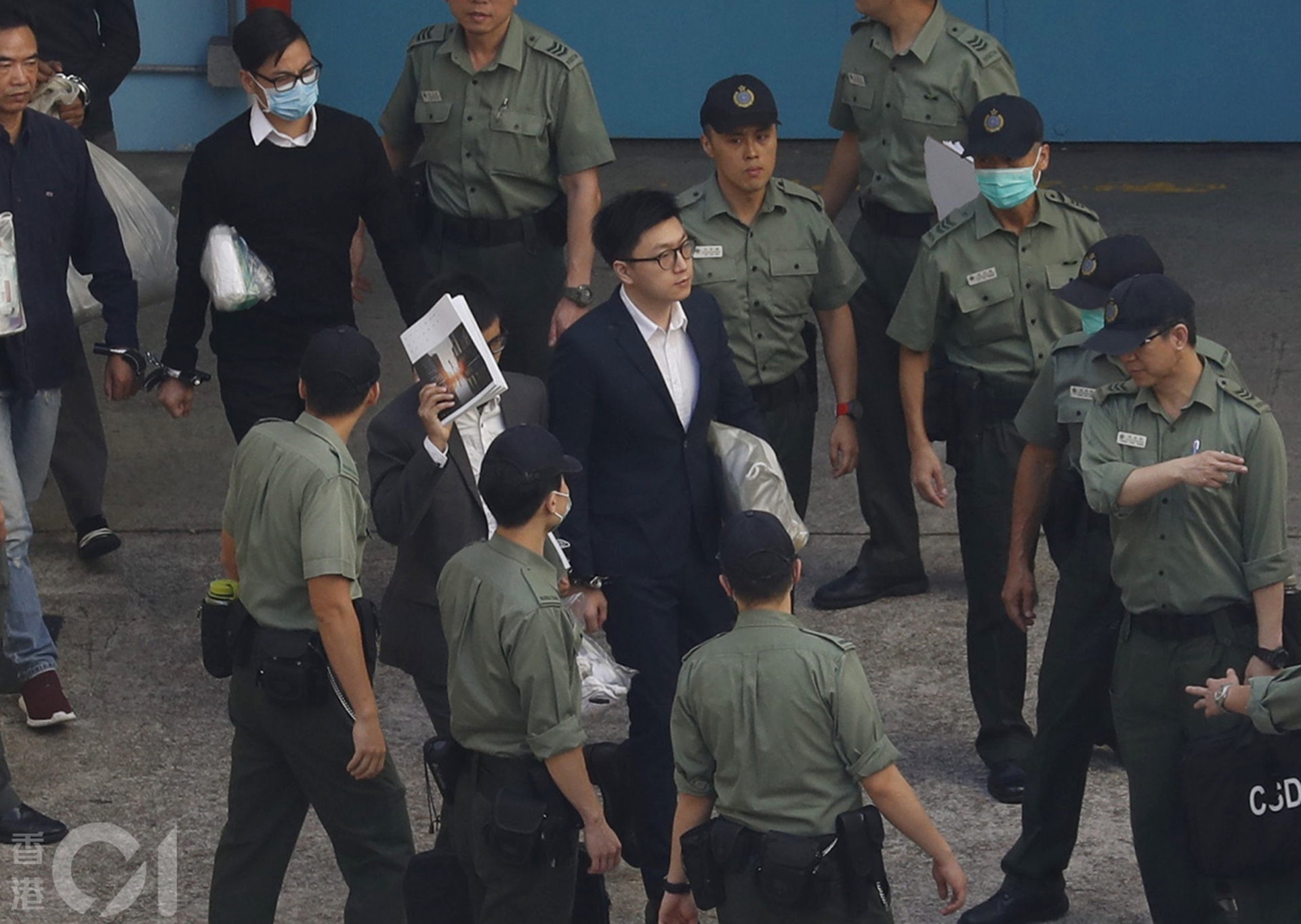 2018年6月11日,旺角騷亂案判刑,梁天琦、黃家駒、盧建民由荔枝角收押所押上囚車。(余俊亮攝) 2018年6月11日,旺角騷亂案判刑,梁天琦、黃家駒、盧建民由荔枝角收押所押上囚車。(余俊亮攝)