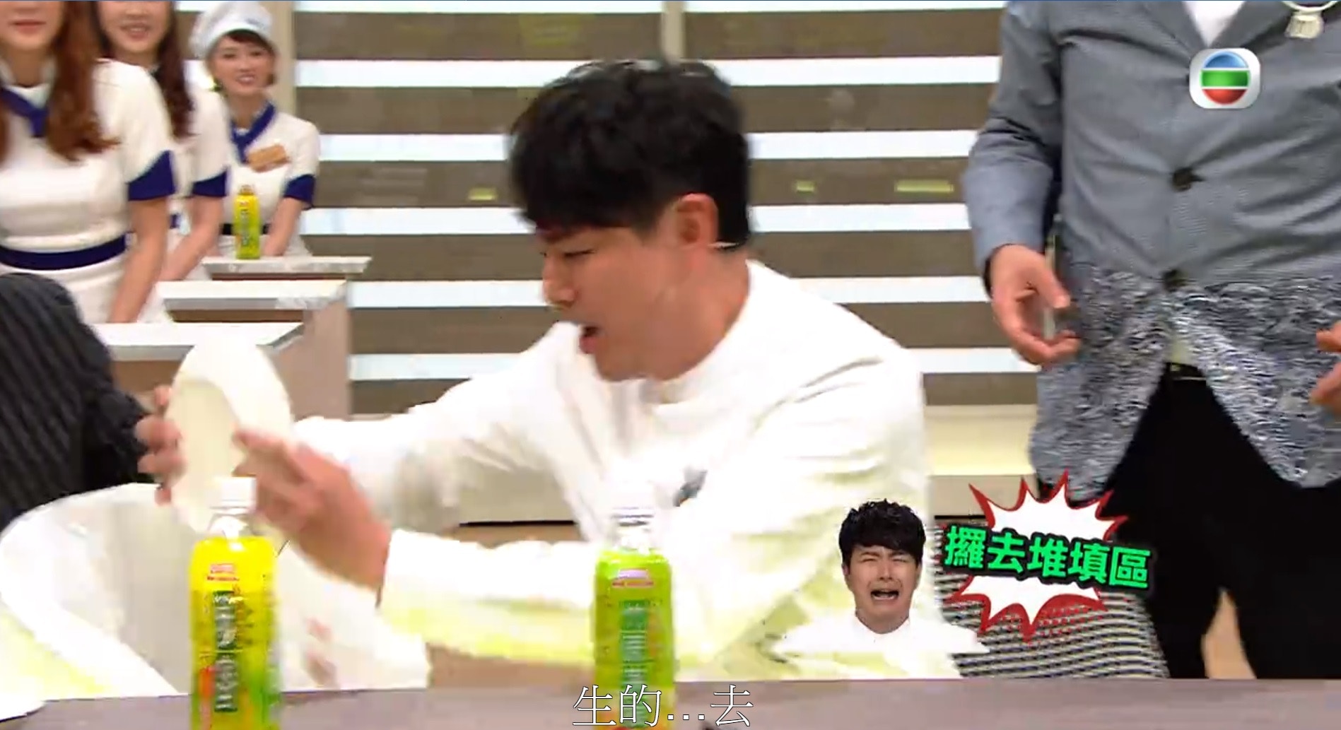 嘉賓製作的地獄料理,最後還是被倒入垃圾桶。(《美女廚房》電視截圖) 嘉賓製作的地獄料理,最後還是被倒入垃圾桶。(《美女廚房》電視截圖)