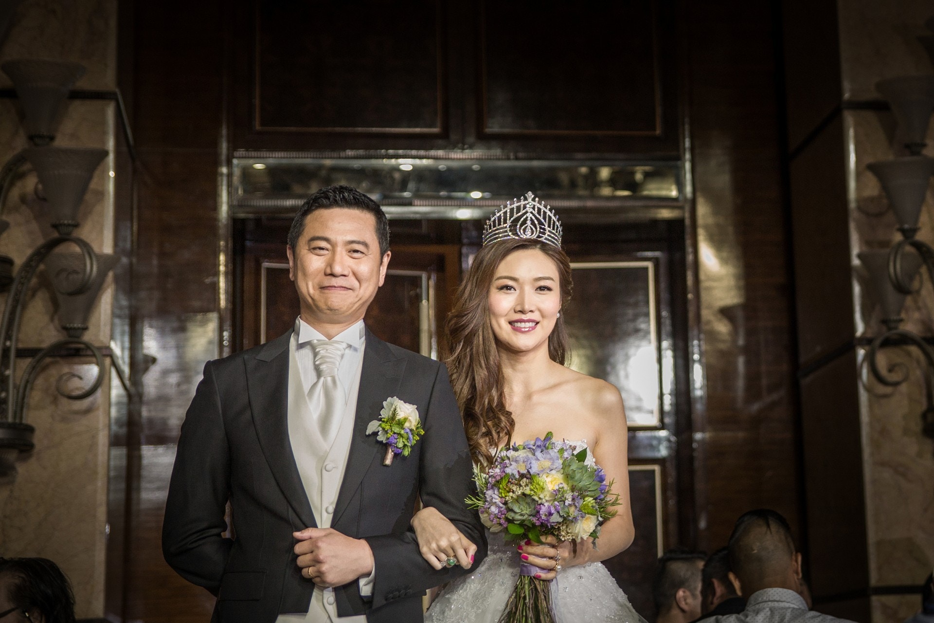 回帶看meghan出嫁皇冠甜美卻不失優雅出嫁女生如何低調添氣質