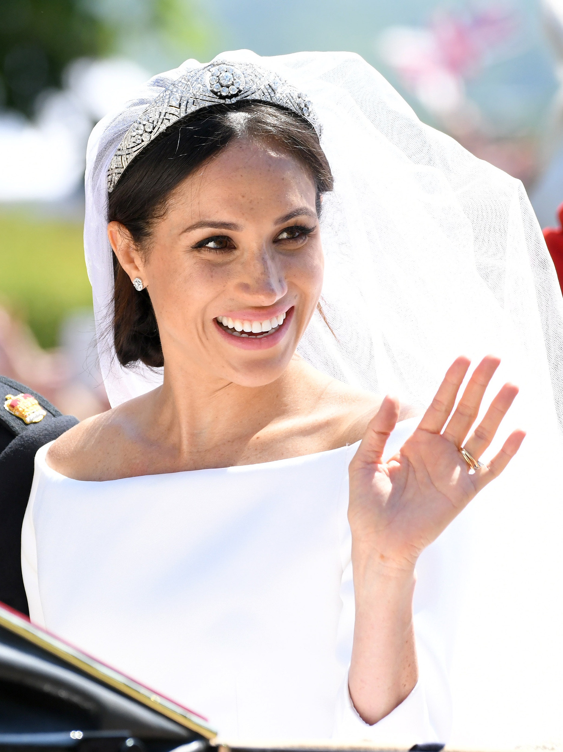 回帶看meghan出嫁皇冠甜美卻不失優雅出嫁女生如何低調添氣質