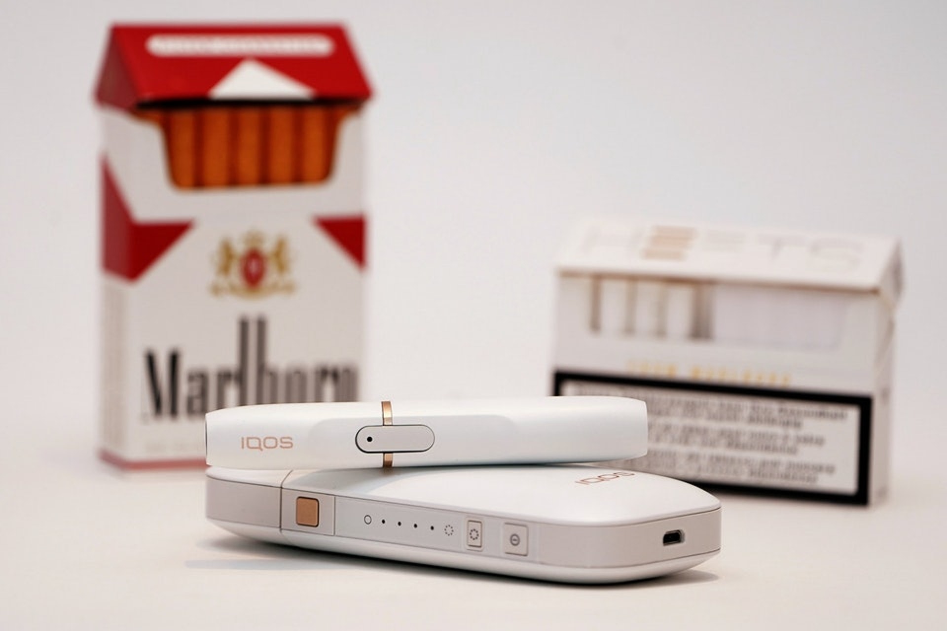 加熱煙的煙彈和傳統捲煙相似，但使用電子儀器加熱，和傳統點燃煙草不同。（視覺中國圖片）