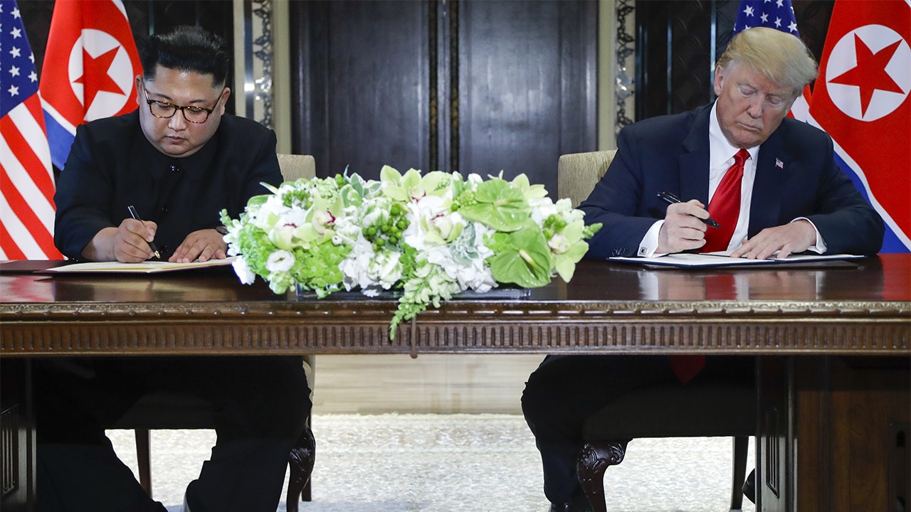 【特金會.圖話】特朗普金正恩簽署聯合協議 美朝歷史性峰會結束 【特金會.圖話】特朗普金正恩簽署聯合協議 美朝歷史性峰會結束