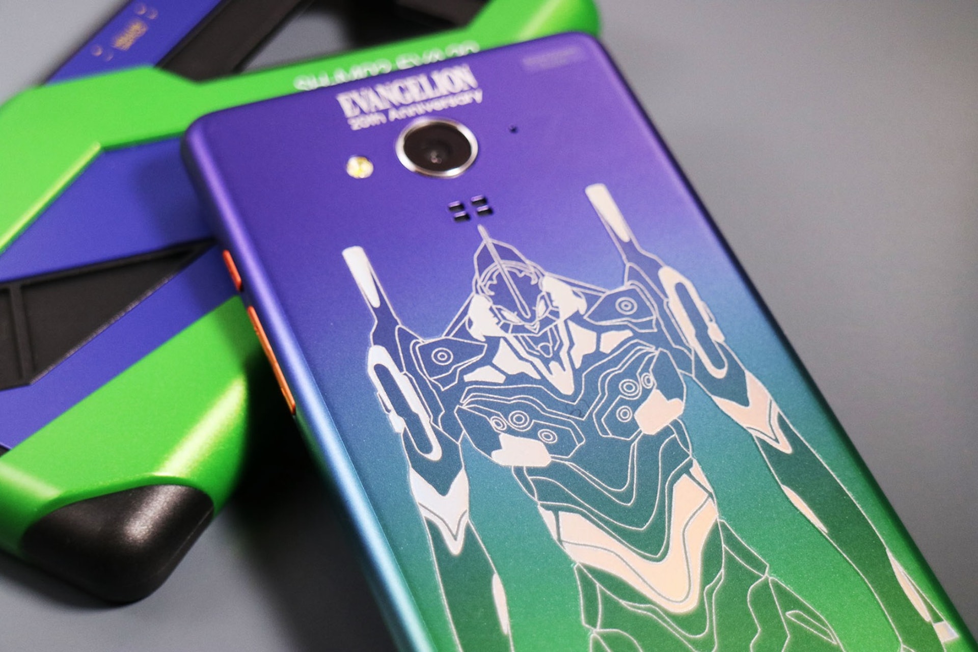 EVA 20周年限量版手機不賣強勁功能,開宗明義的fans向。(林勇攝) EVA 20周年限量版手機不賣強勁功能,開宗明義的fans向。(林勇攝)