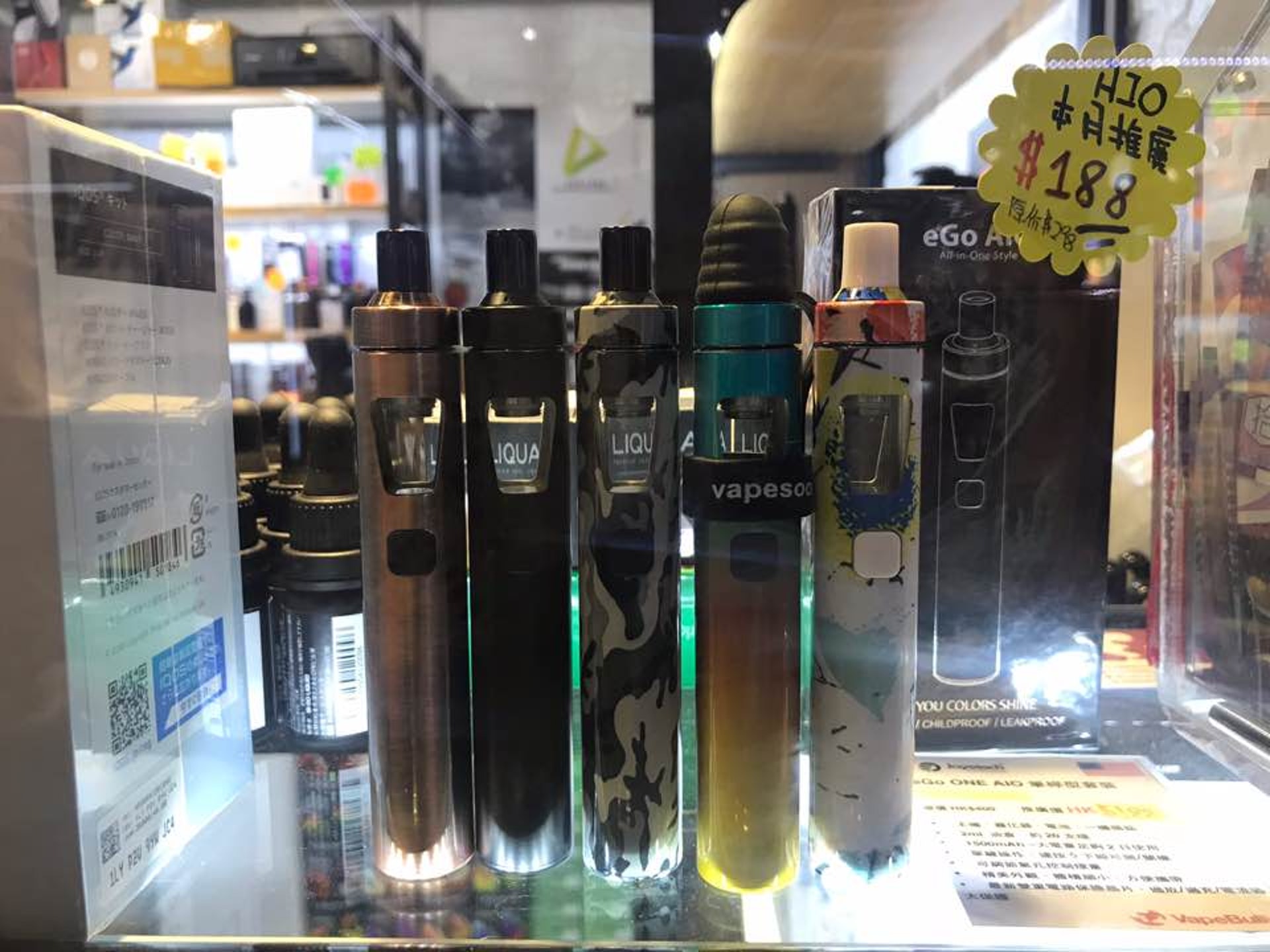 現時坊間已有賣售加熱煙吸煙器,煙民也有方法買到「溶液」配合使用。(陳芷昕攝) 現時坊間已有賣售加熱煙吸煙器,煙民也有方法買到「溶液」配合使用。(陳芷昕攝)