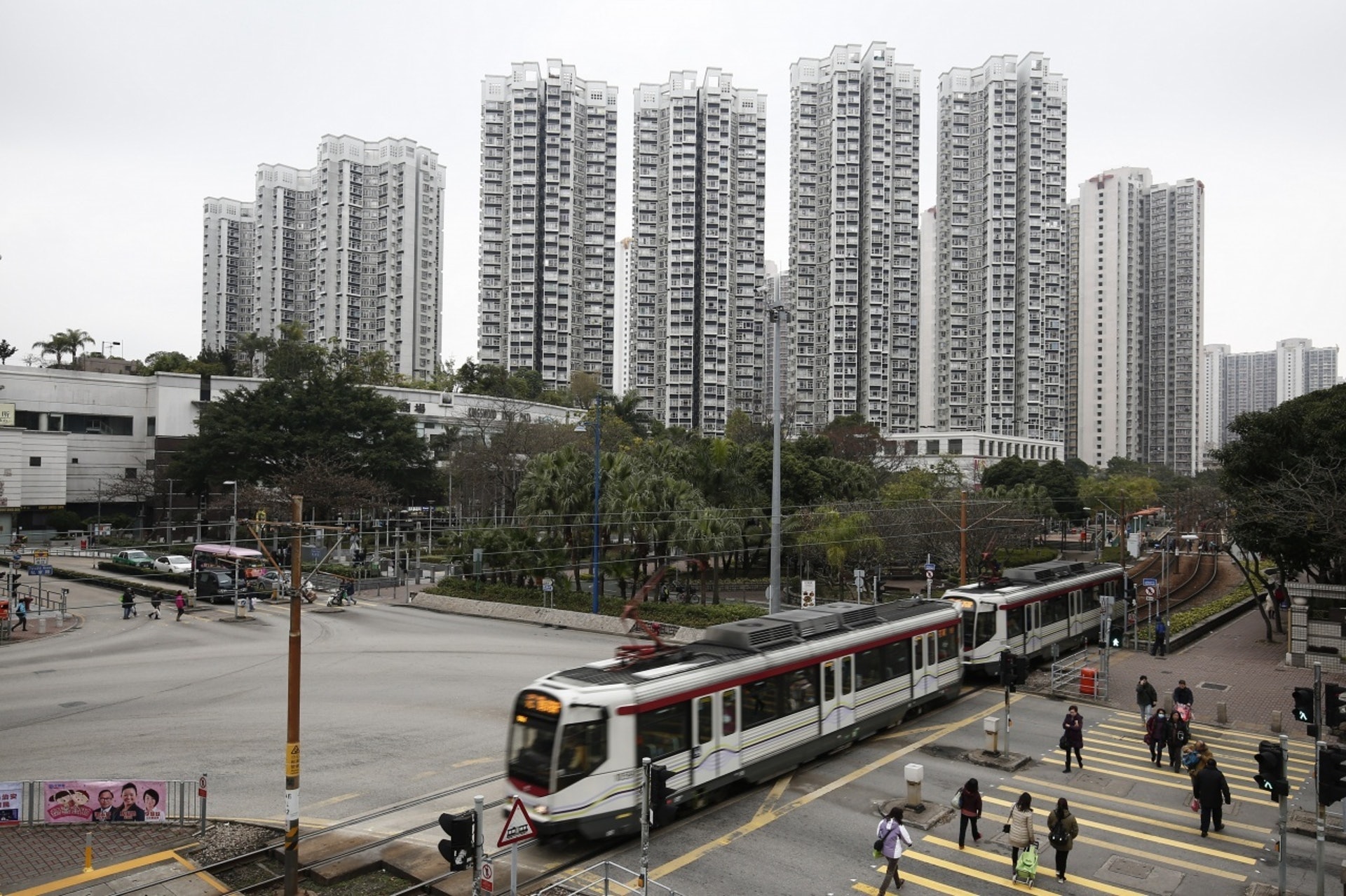 本港樓價早已去到「堅離地」水平,樓市升勢多次「勇奪」全球第一。(資料圖片) 本港樓價早已去到「堅離地」水平,樓市升勢多次「勇奪」全球第一。(資料圖片)