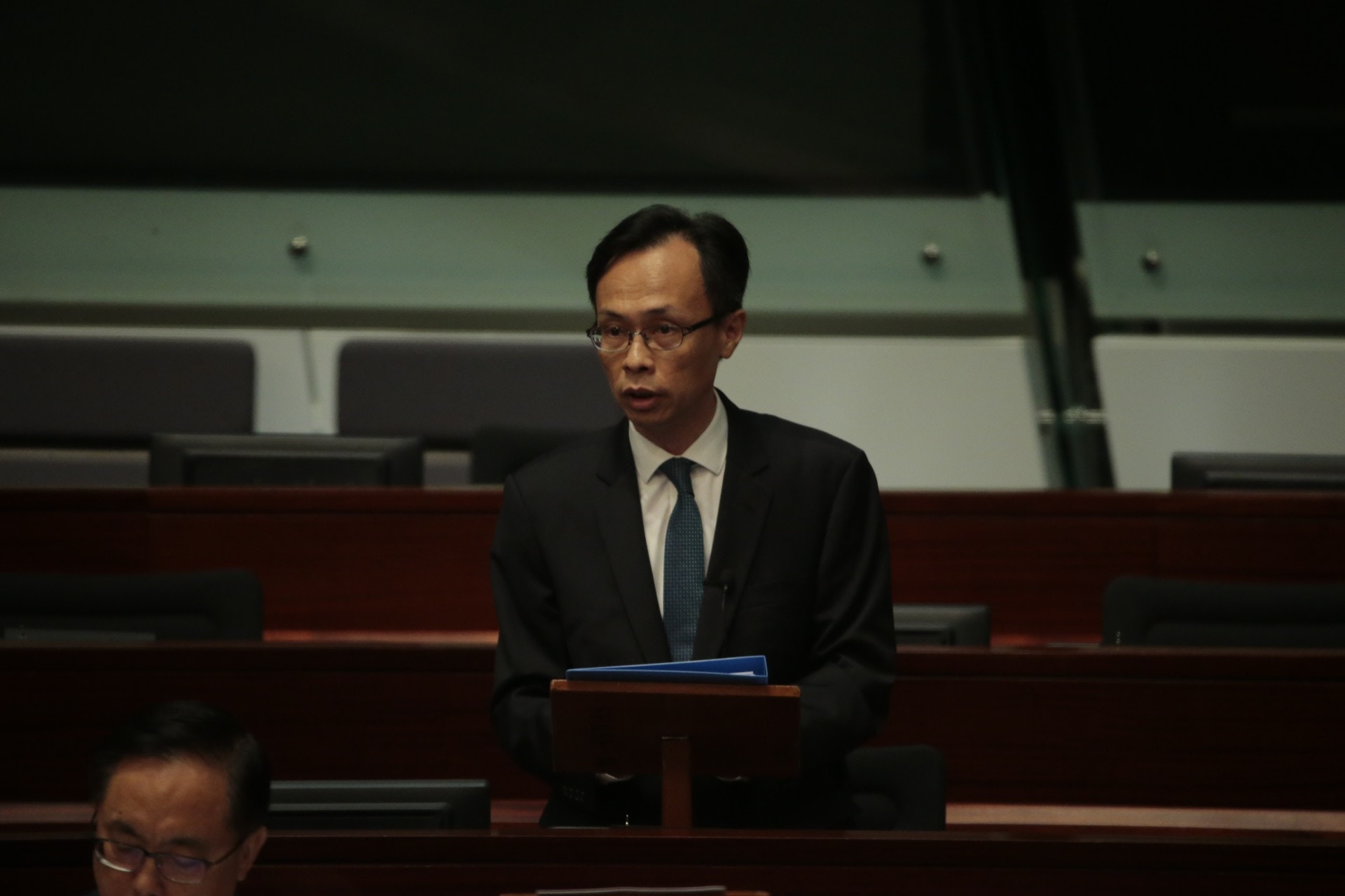 政制及內地事務局局長聶德權指，草案內容包括改善選民登記制度；擴大審裁官人選範圍；豁免第三者承擔因在互聯網上發布選舉廣告而僅涉及的刑責。（梁鵬威攝）