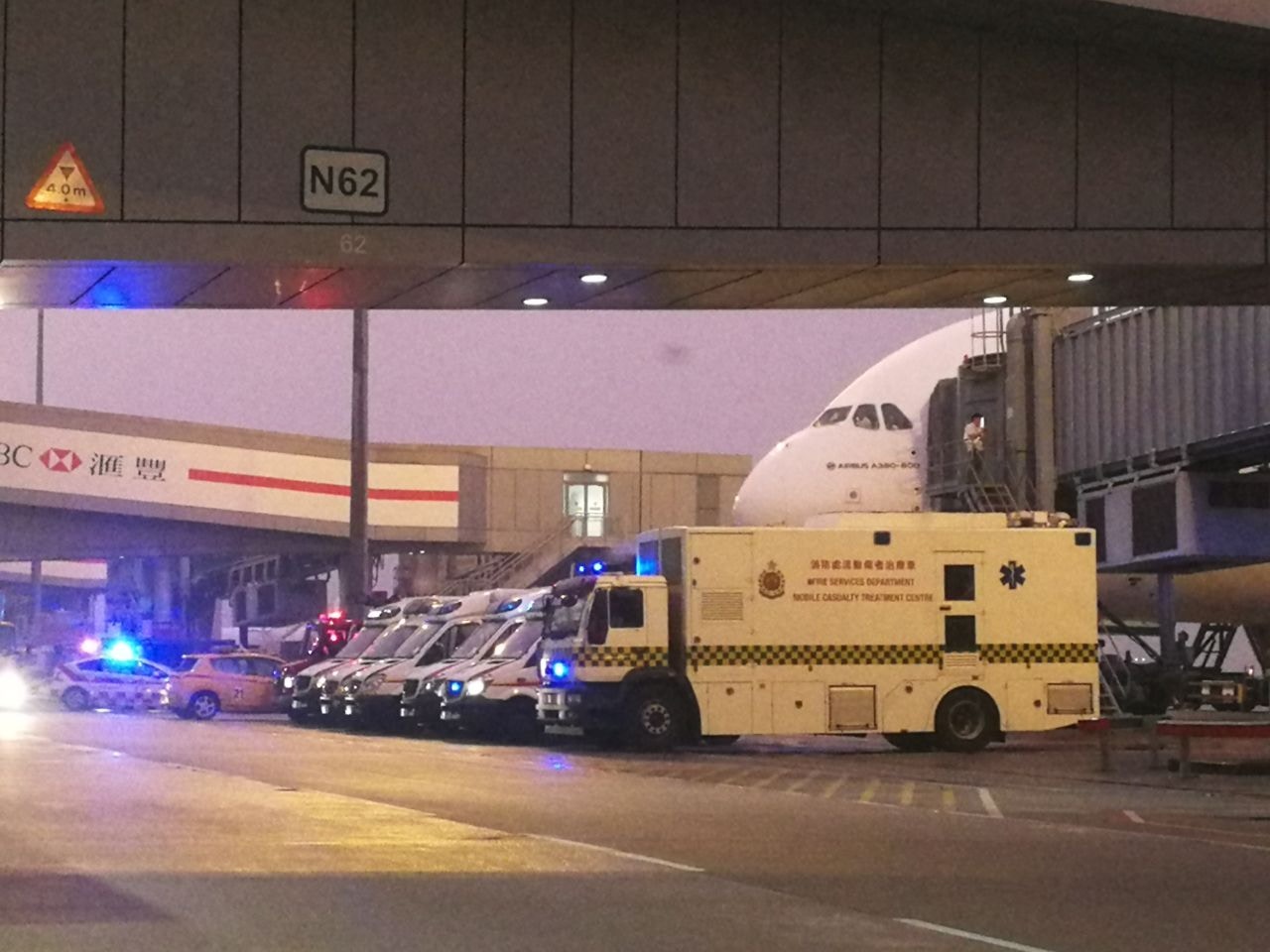 多輛救護車包括流動傷者治療車(MCTC)等在涉事飛機旁候命。(讀者提供圖片)