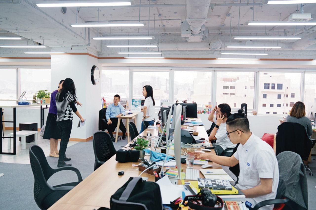 在他的青年智庫「MWYO」辦公室內,他的座位好像課室中的老師位。(吳鍾坤攝) 在他的青年智庫「MWYO」辦公室內,他的座位好像課室中的老師位。(吳鍾坤攝)