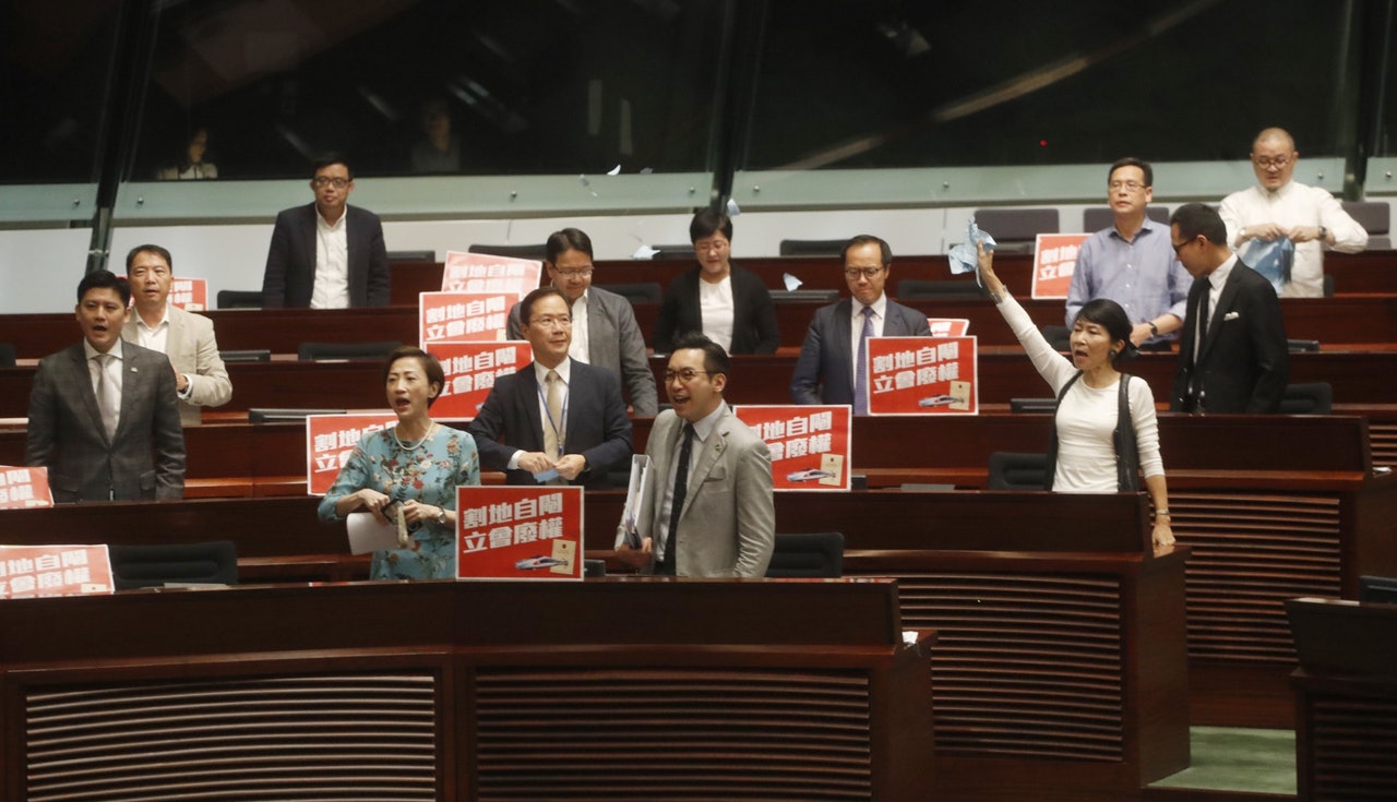 一地兩檢條例草案獲三讀通過,民主派議員高聲抗議。(余俊亮攝) 一地兩檢條例草案獲三讀通過,民主派議員高聲抗議。(余俊亮攝)