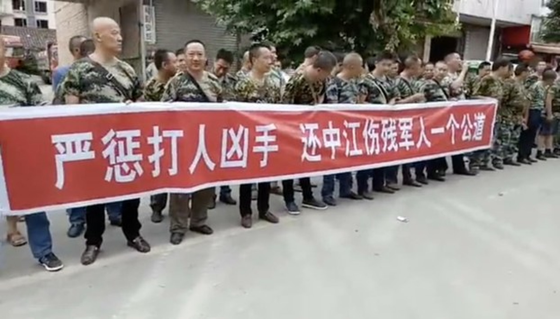 網上流傳的退伍軍人抗議照片。(網絡圖片) 網上流傳的退伍軍人抗議照片。(網絡圖片)